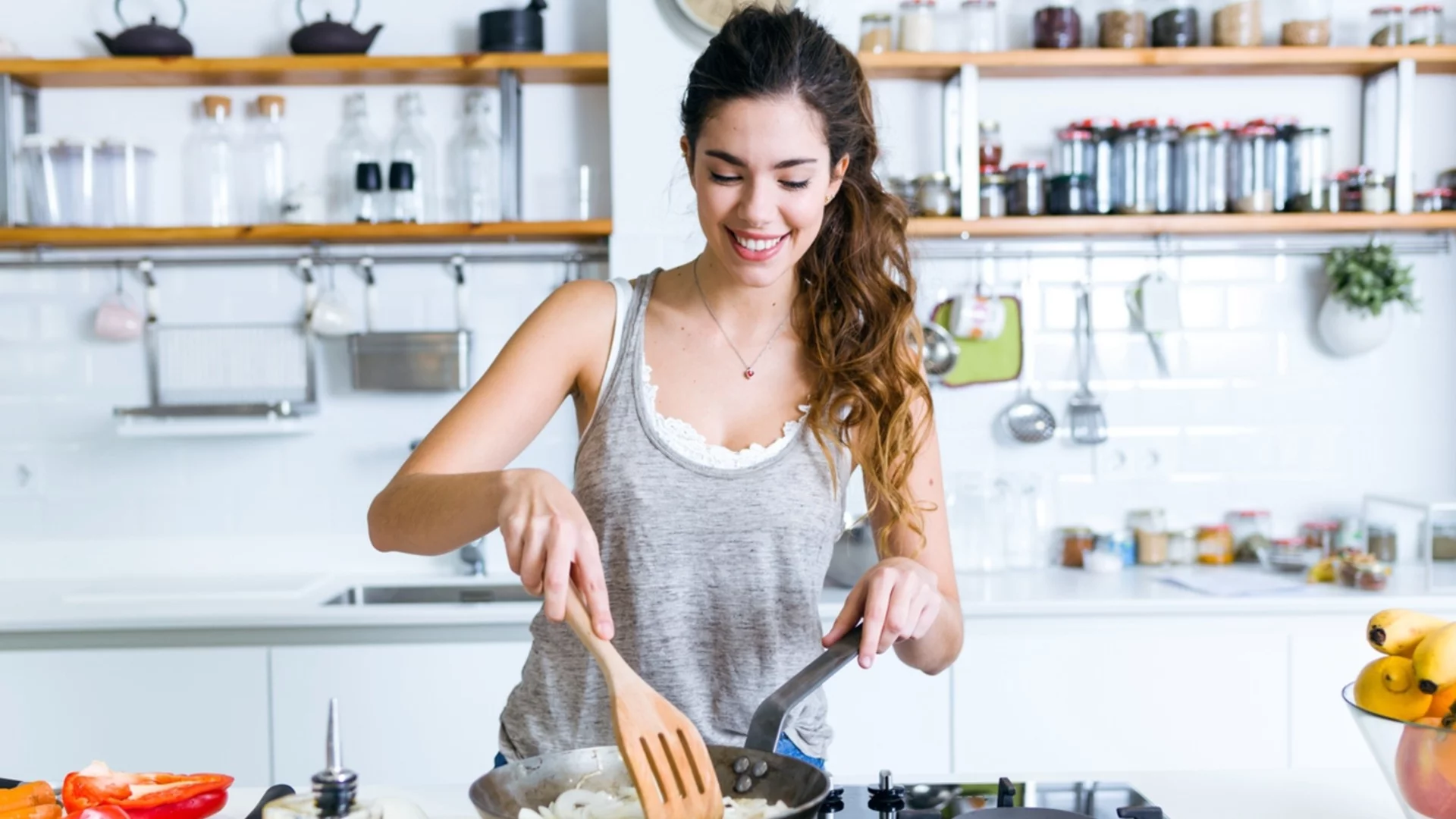 Как да намалим бъркотията в кухнята още докато готвим