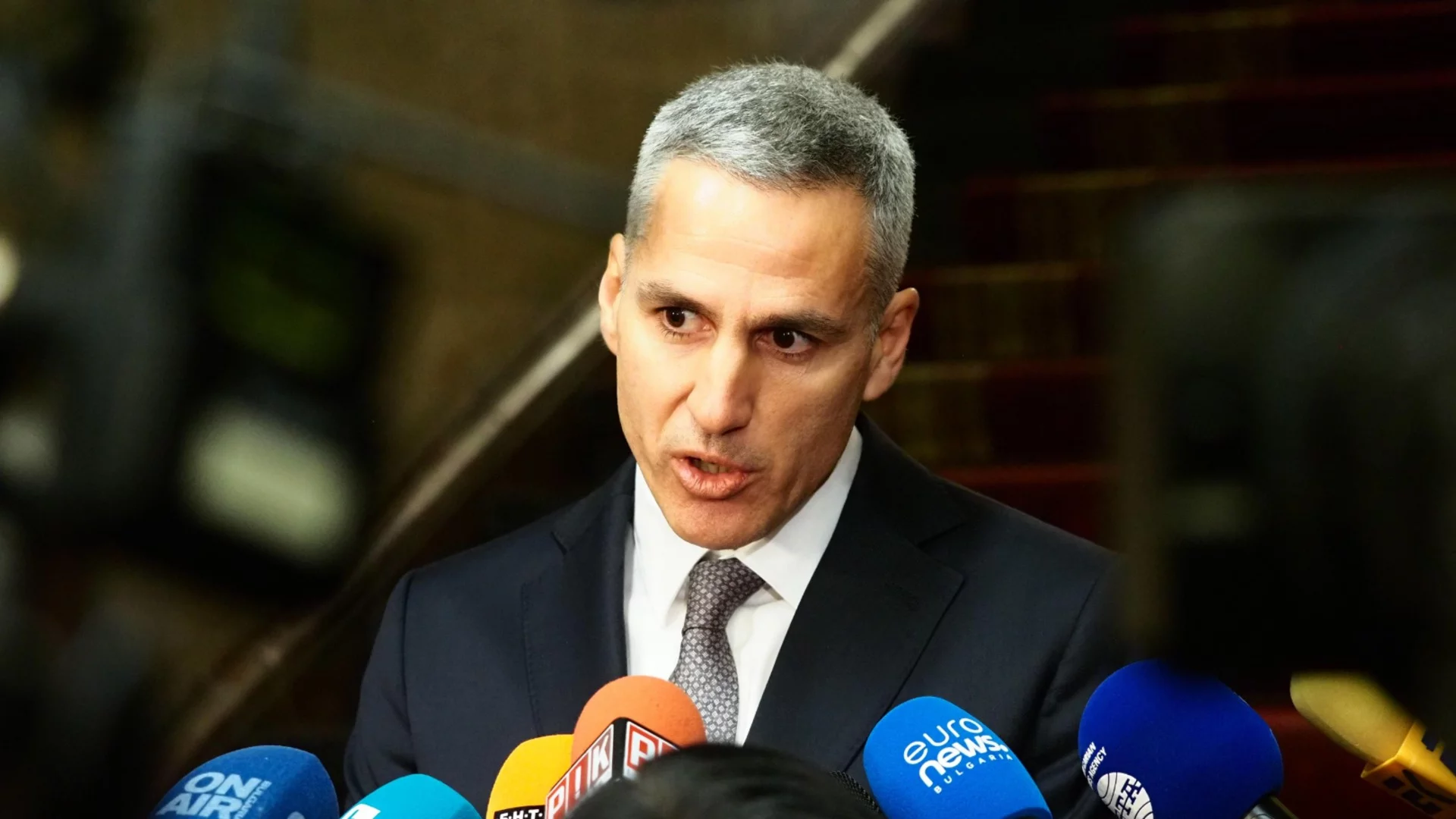 Ден преди официалното представяне: Кои са спряганите имена в кабинета "Гюров"?