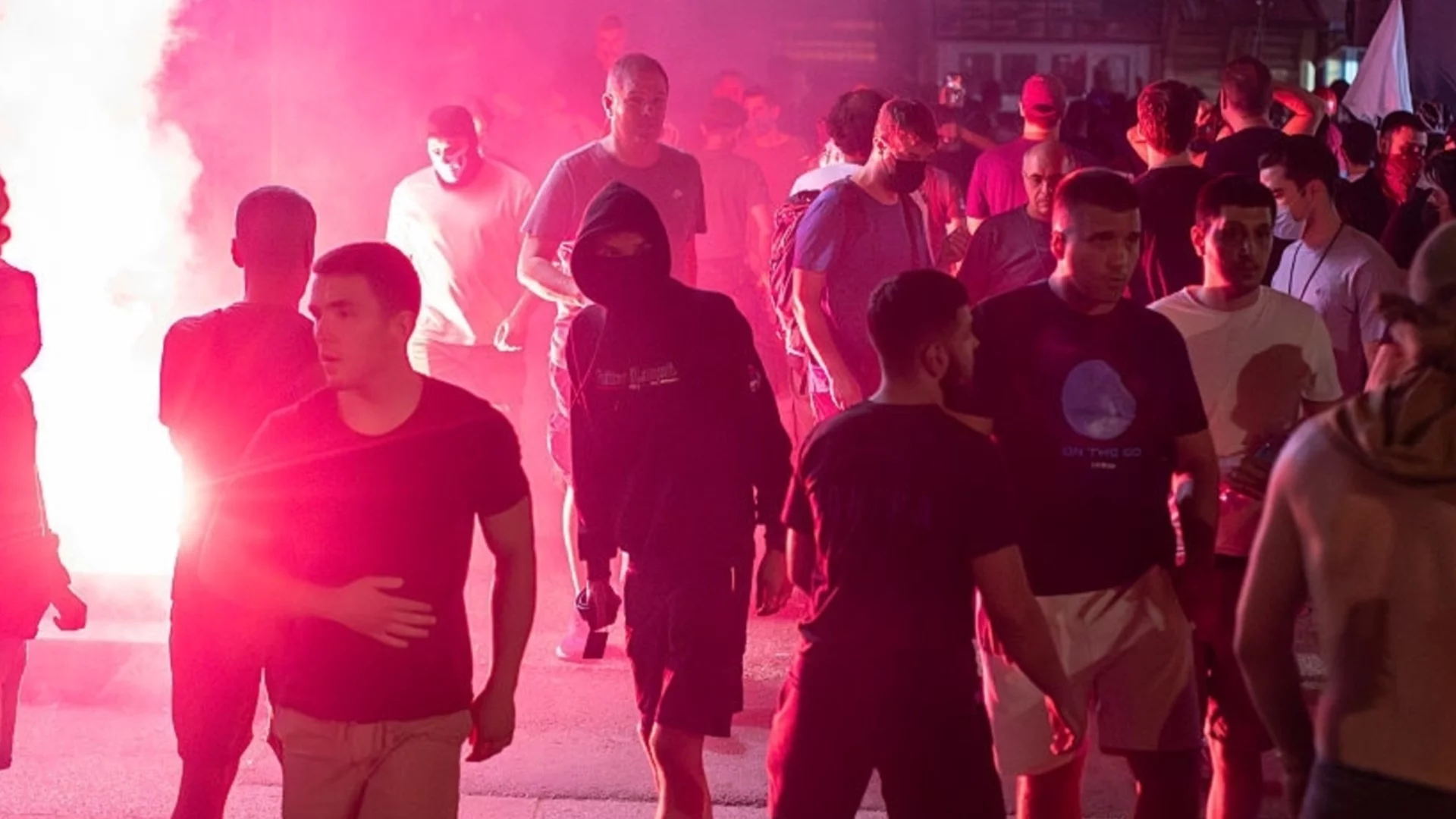 След списъка за "разстрел": Бандити нападнаха студенти и журналисти в Сърбия (ВИДЕО)