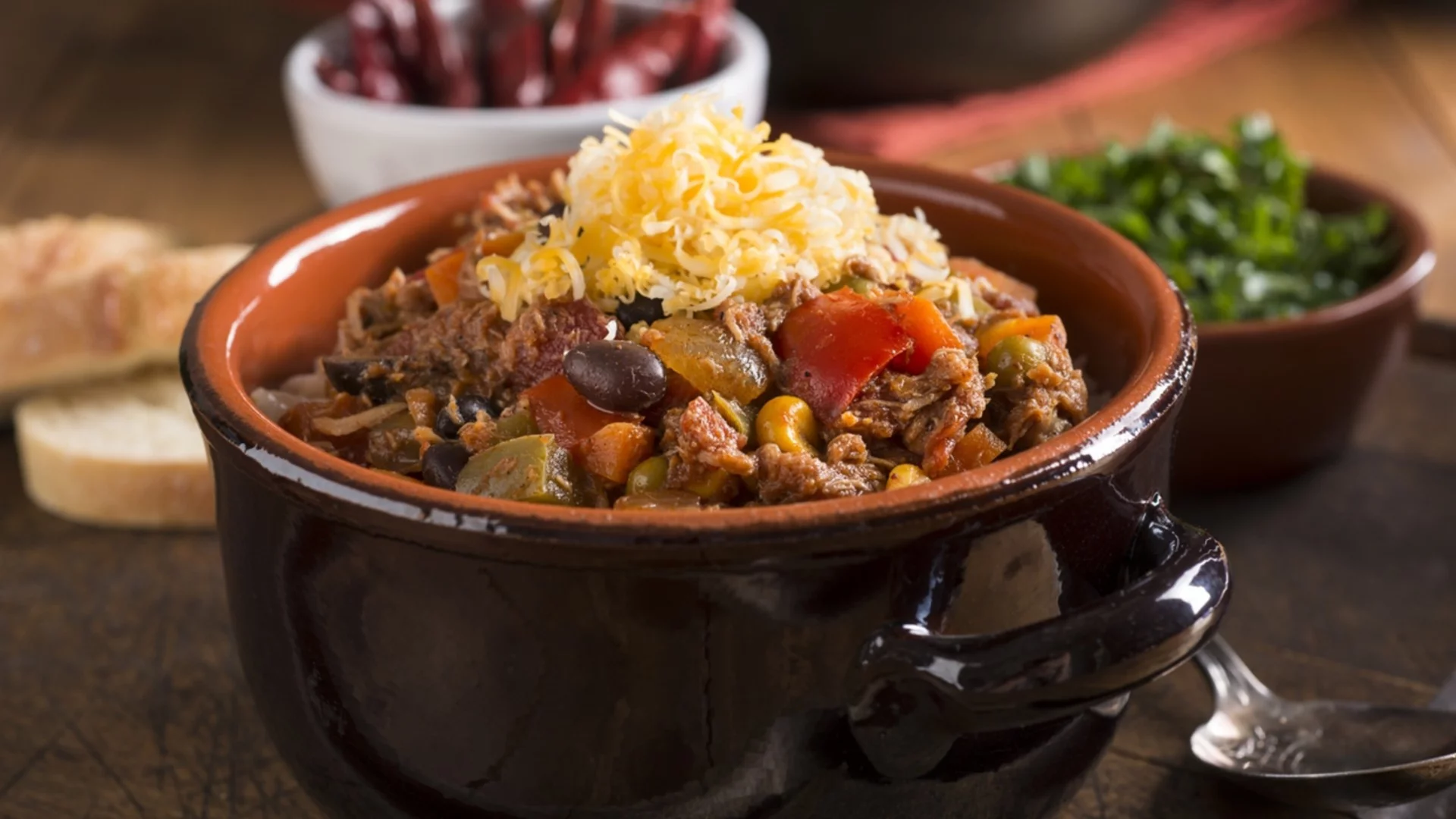 Каква е разликата между печене в глинен и метален съд