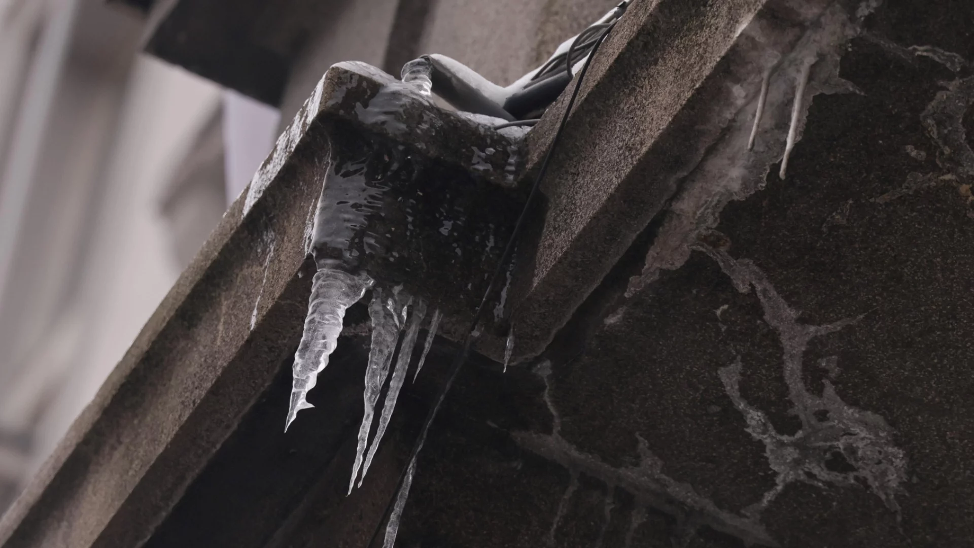 Само за седмица: 9 убити и десетки ранени от паднали висулки и сняг в Русия (ВИДЕО)