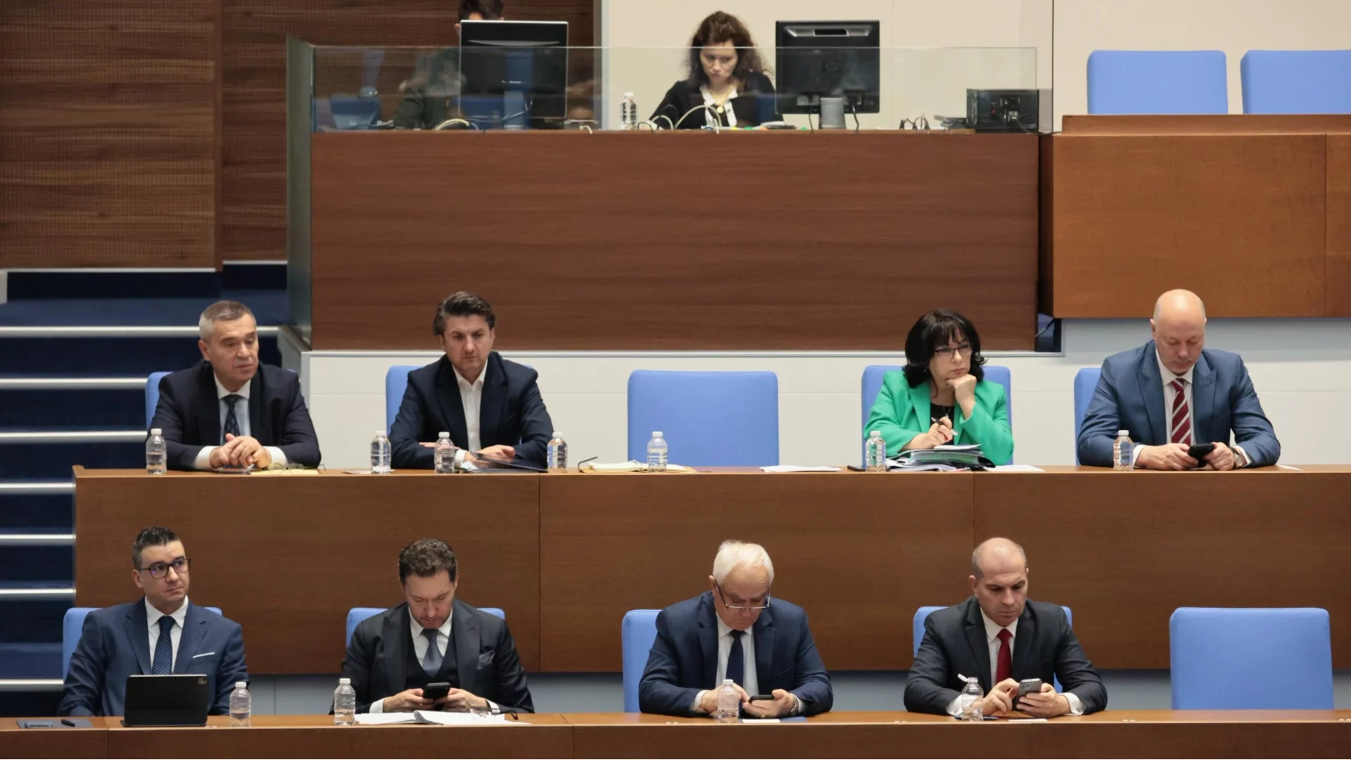 Размествания в парламента: Кои министри от кабинета "Желязков" се завръщат като депутати?