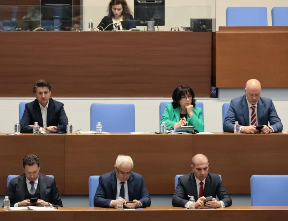 Размествания в парламента: Кои министри от кабинета "Желязков" се завръщат като депутати?