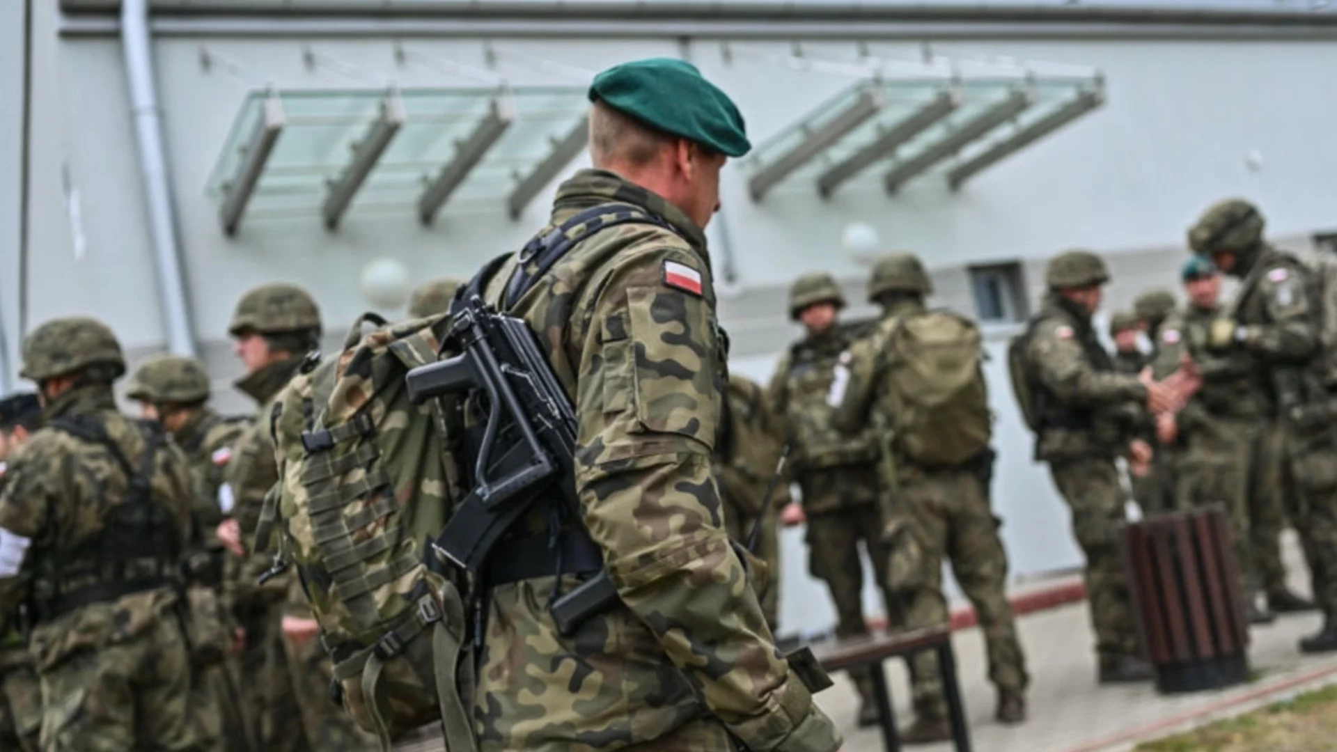 Полша забрани на произведени в Китай коли да влизат във военни обекти