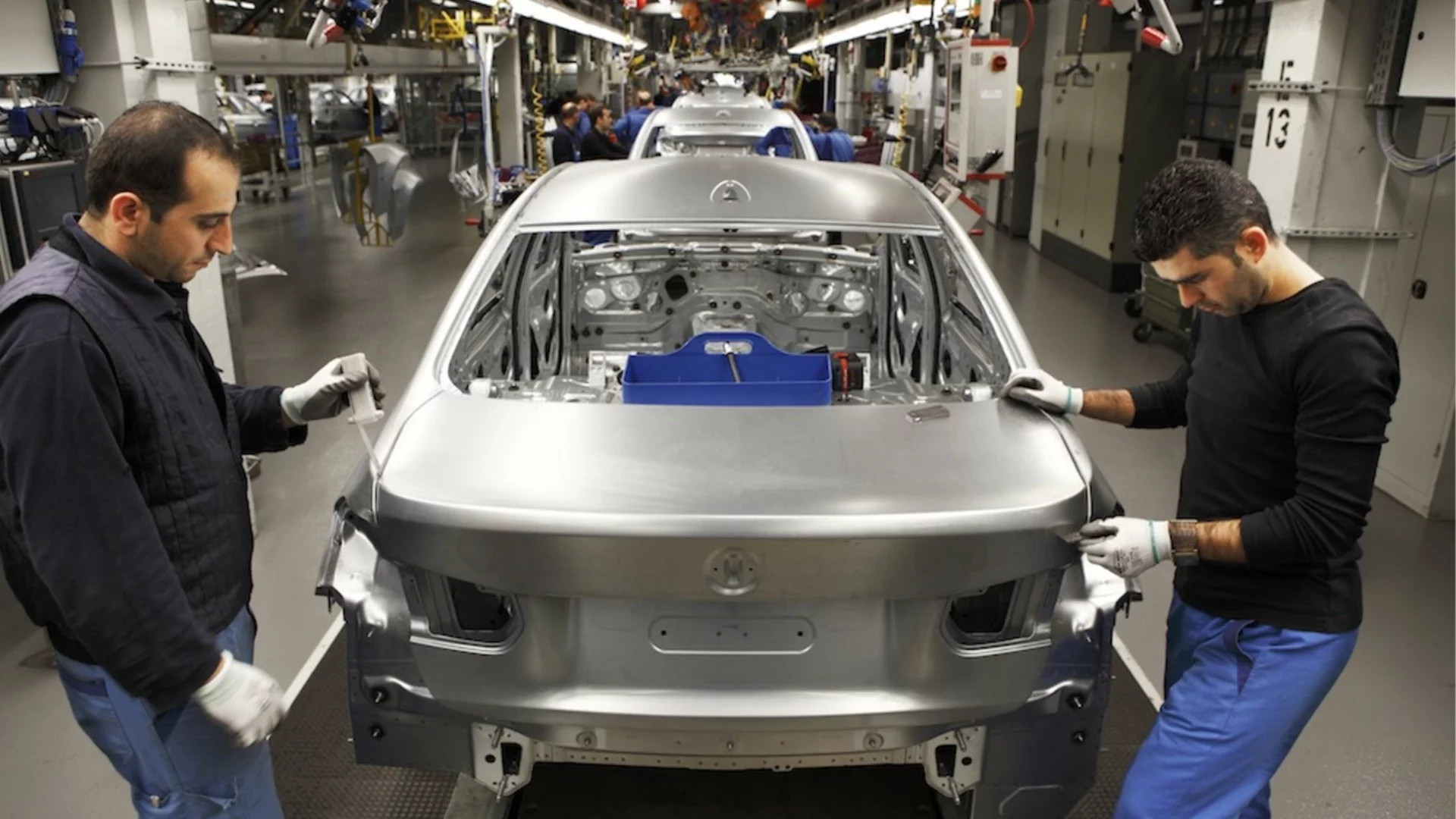 Криза в сектора: Нов завод за автомобилни компоненти спира работа