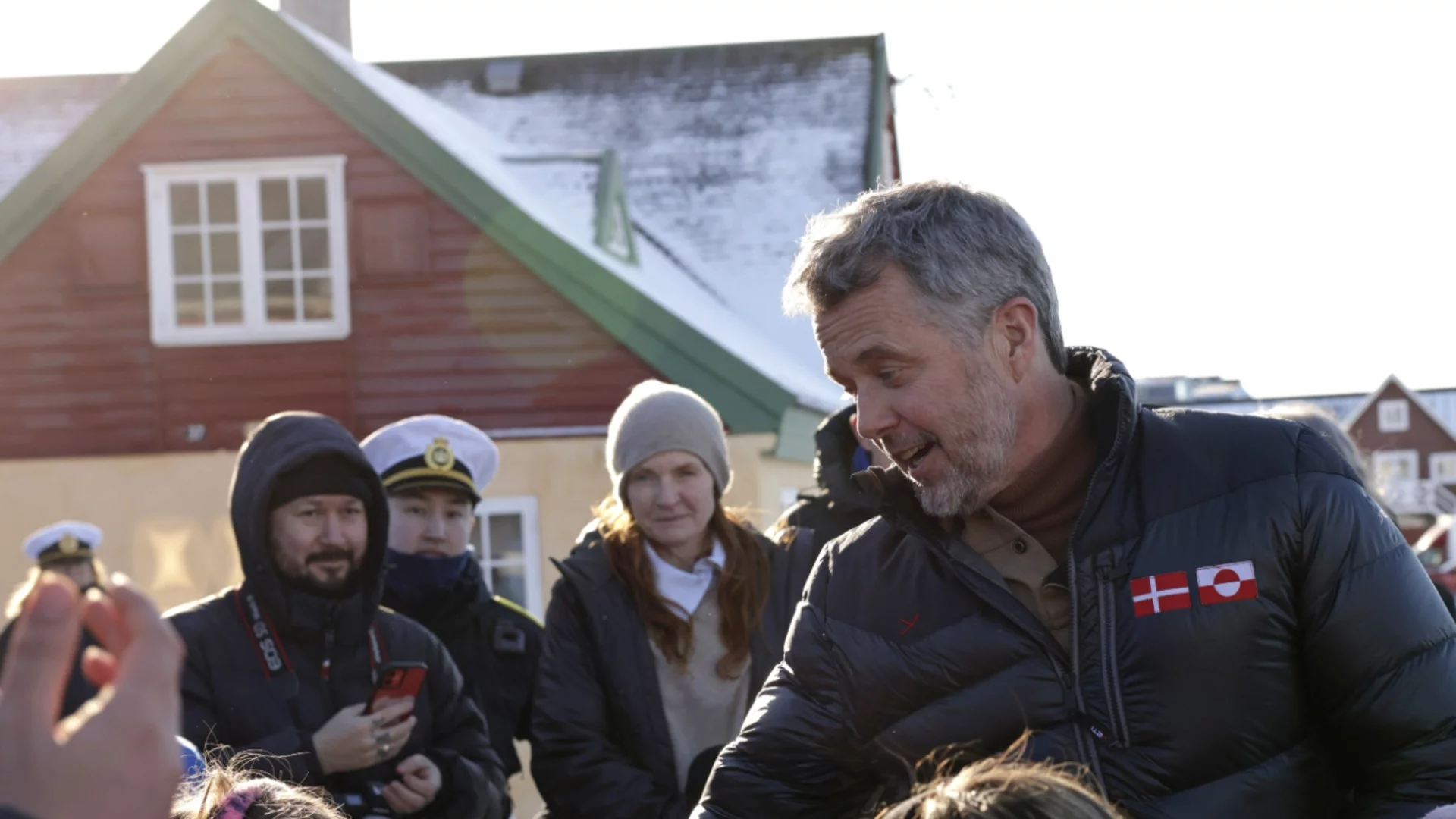 Датският крал Фредерик кацна в Гренландия за подкрепа (СНИМКИ)