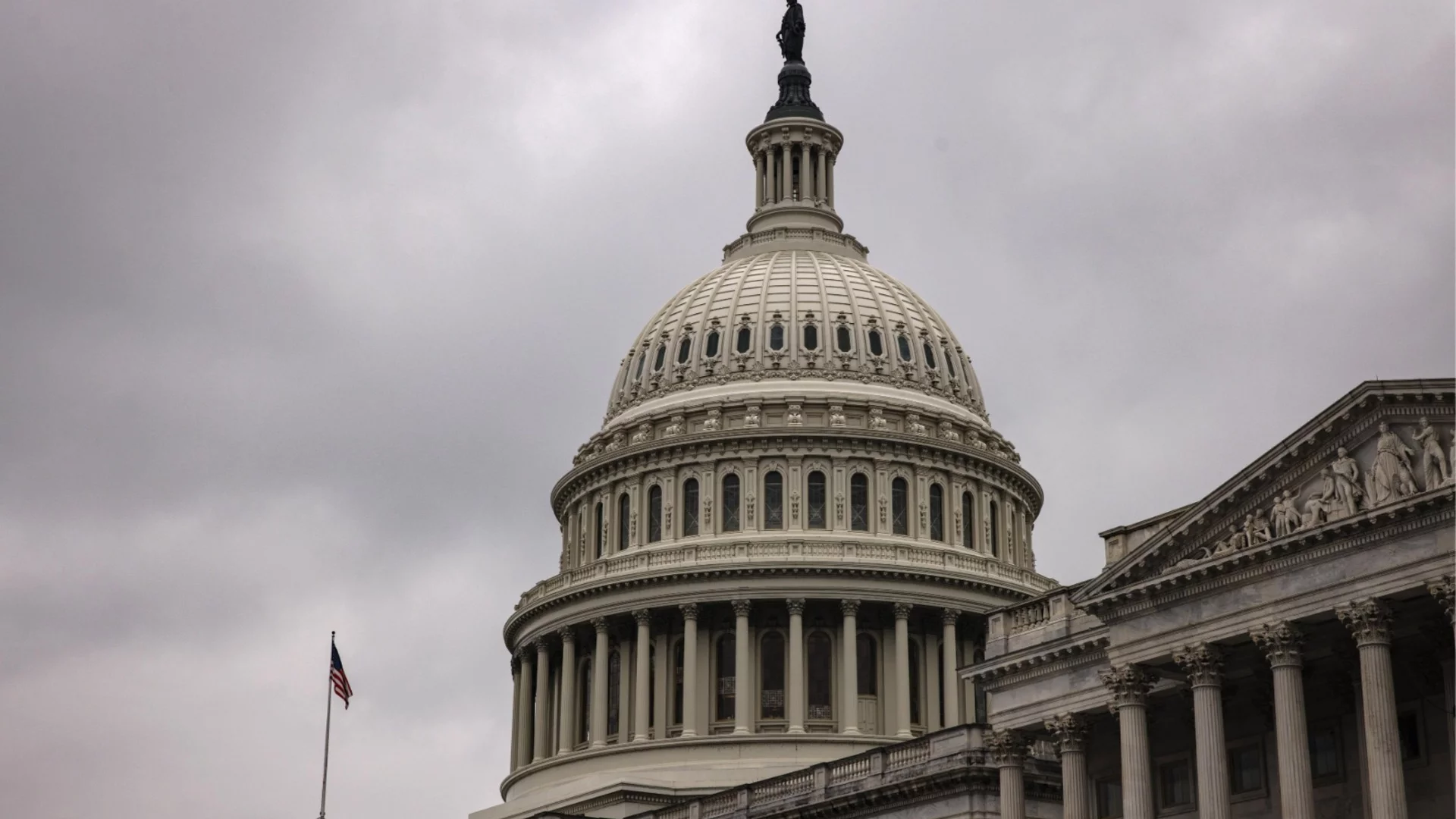 Задържаха младеж, тичал към Конгреса с огнестрелно оръжие (ВИДЕО)