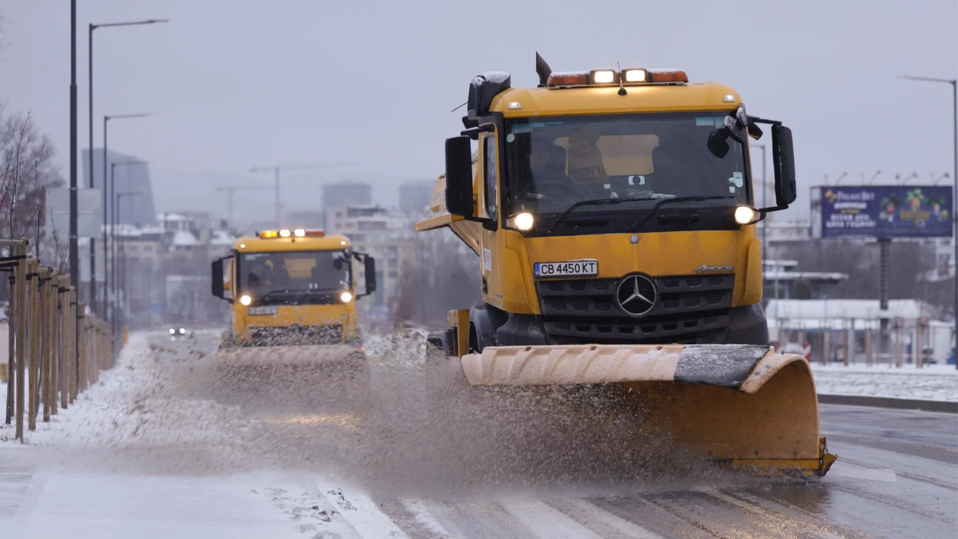 Обработват улиците срещу заледяване в София, транспортът се движи по график