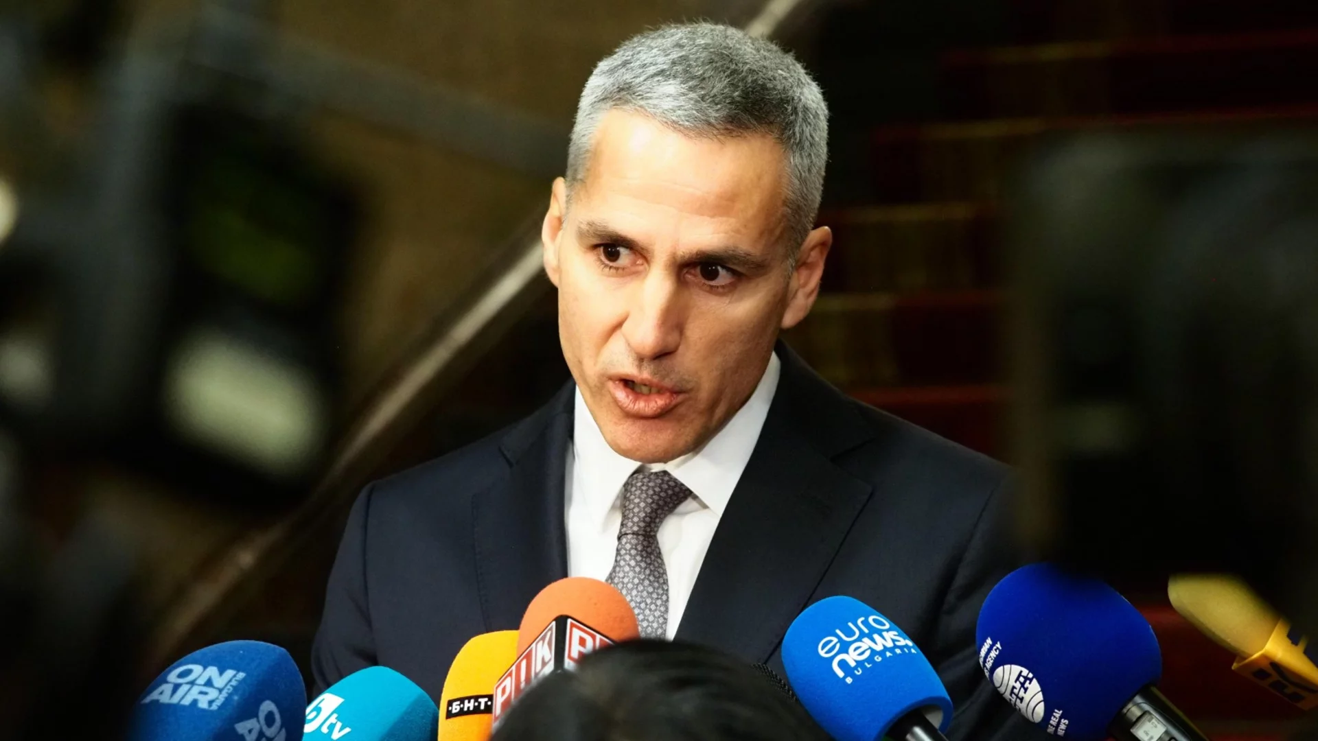 Андрей Гюров представя служебния кабинет при Йотова