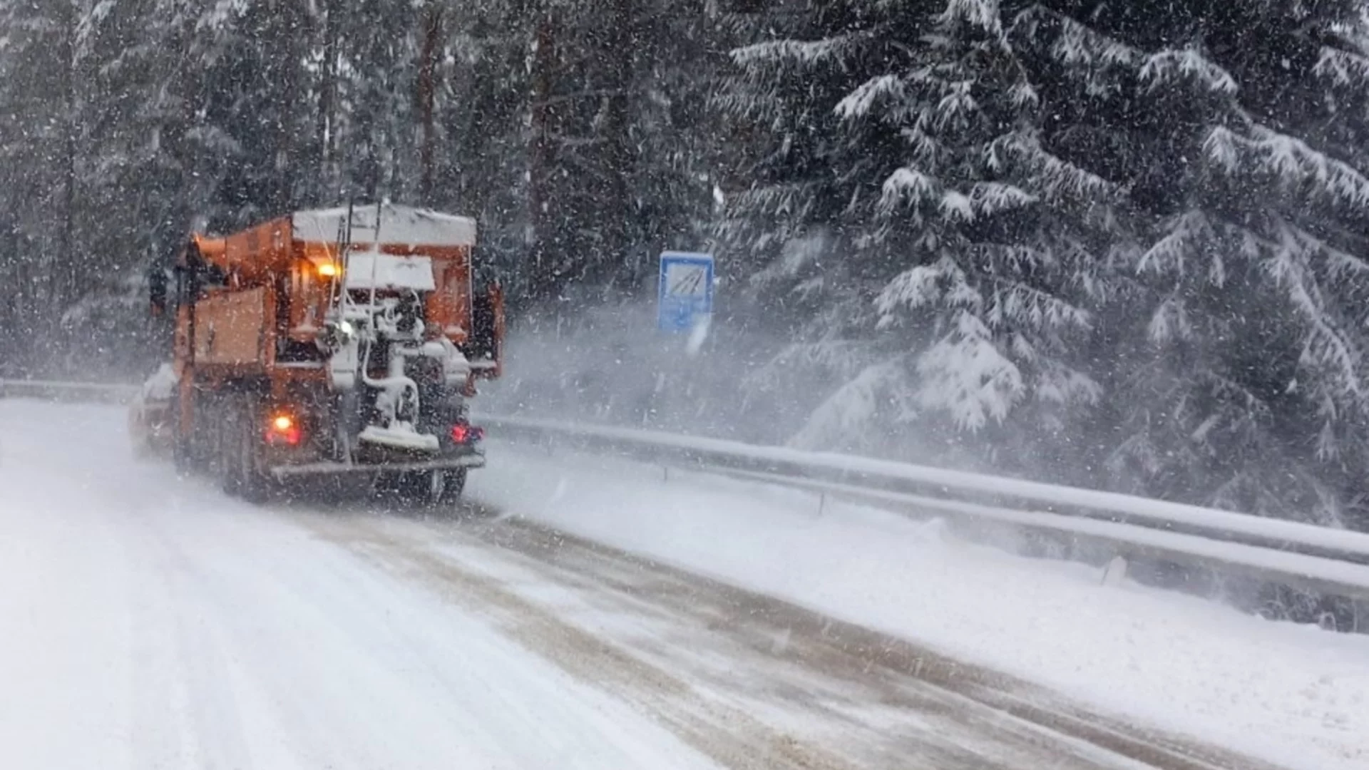 Къде по пътищата снегът и зимата създават проблеми