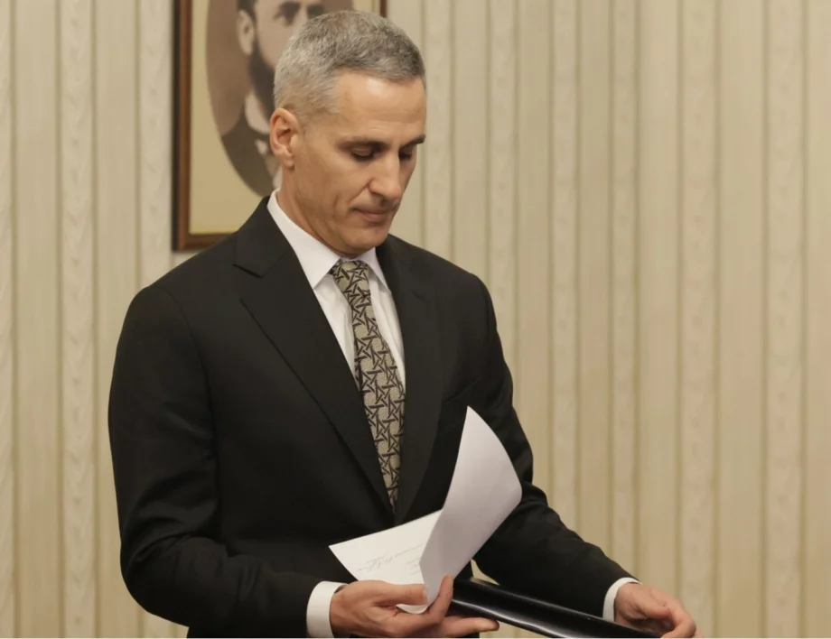 "Този прецедент ще е за кратко" и "няма случайни калинки": Реакциите за състава на кабинета Гюров