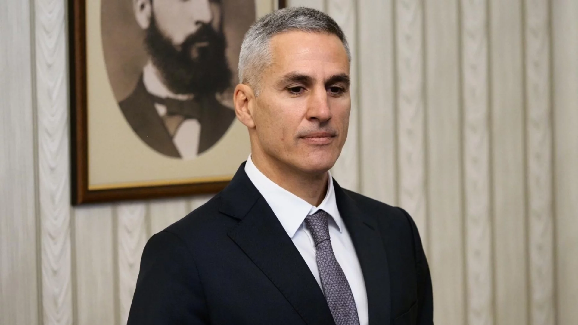 Кой кой е в кабинета на Андрей Гюров