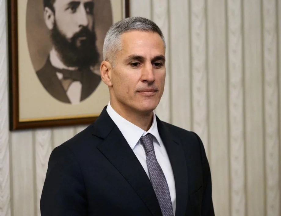 Кой кой е в кабинета на Андрей Гюров