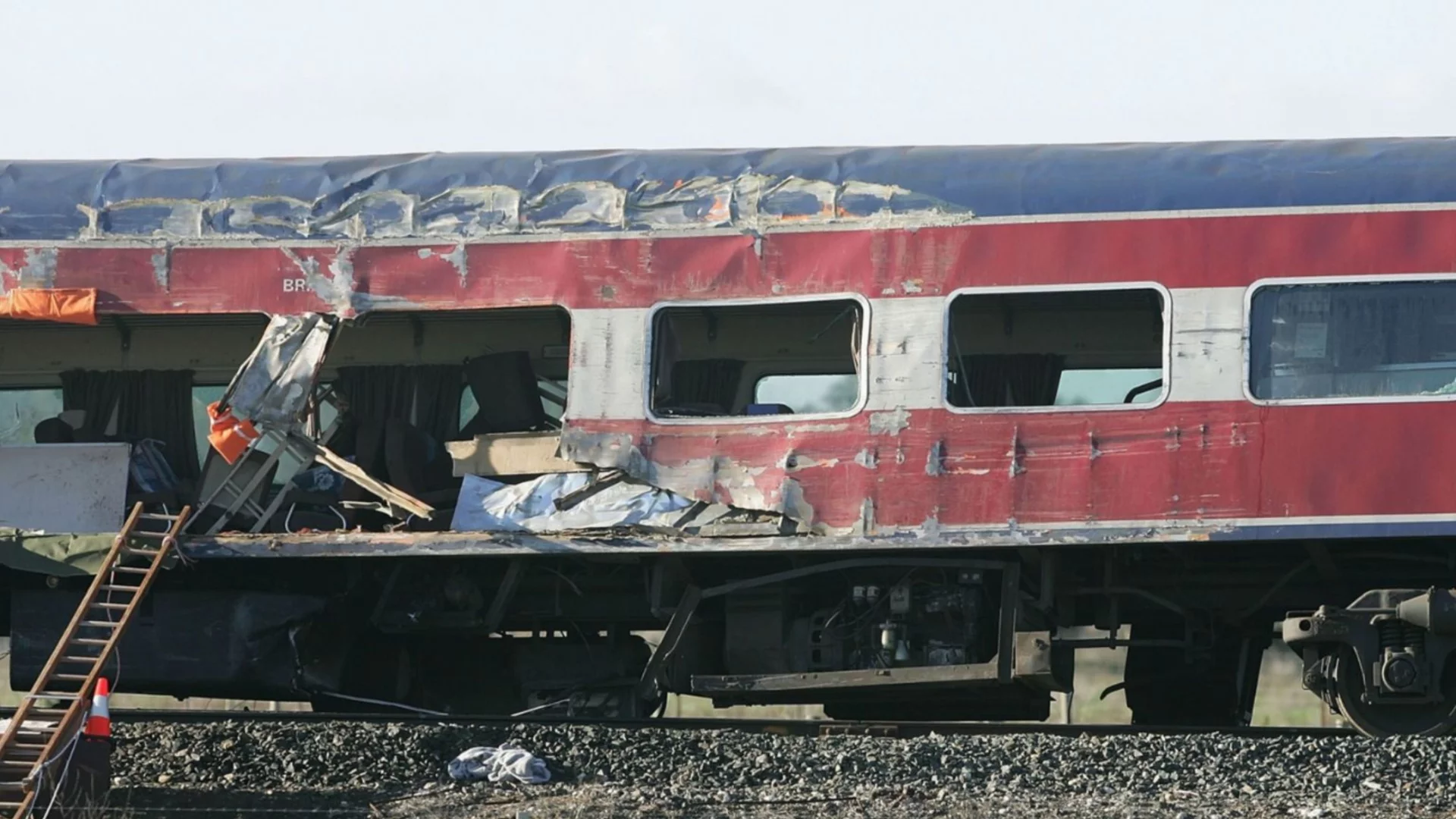 След близо три години: Ексхумират девет жертви от влаковата катастрофа в Гърция