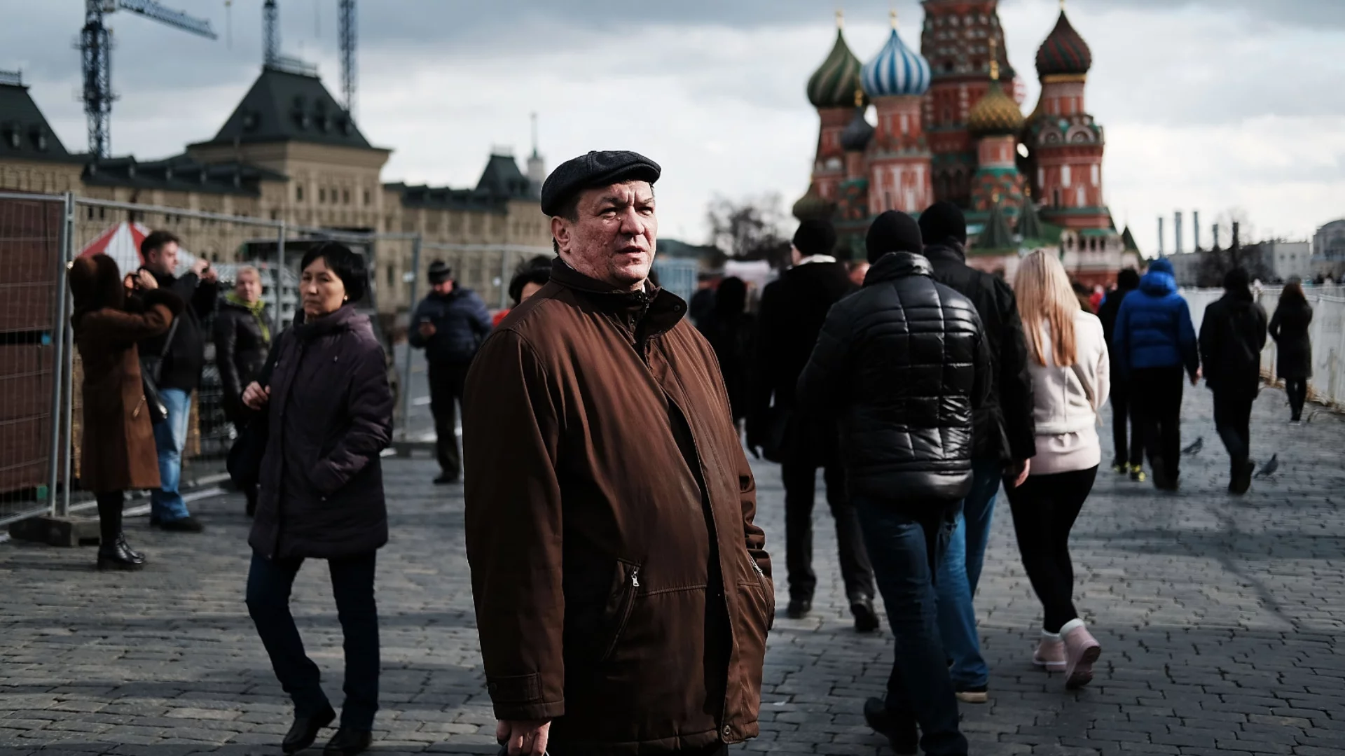 Съблечени по бельо и изгонени от ФСБ: Румънци, хвалещи колко е хубаво в Русия