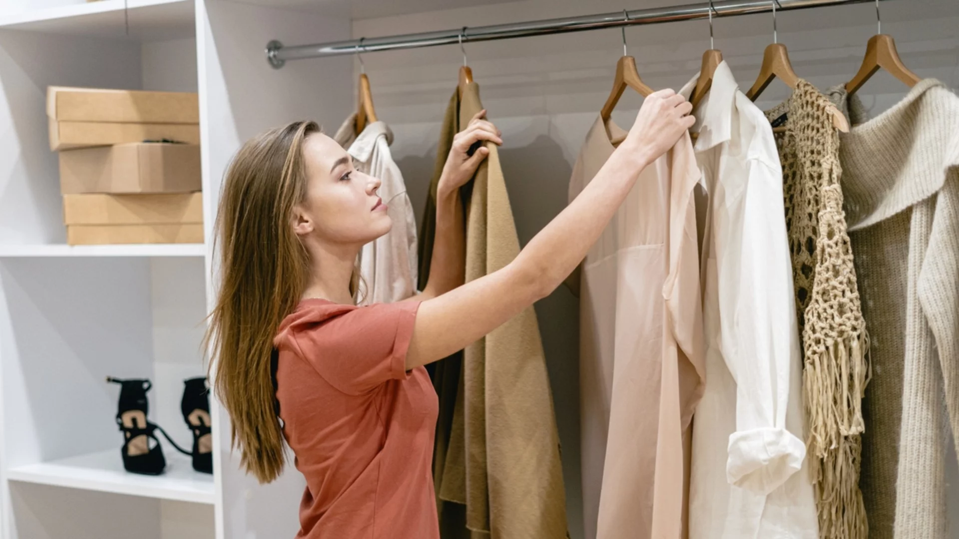 Трик за по-добра видимост на дрехите в гардероба