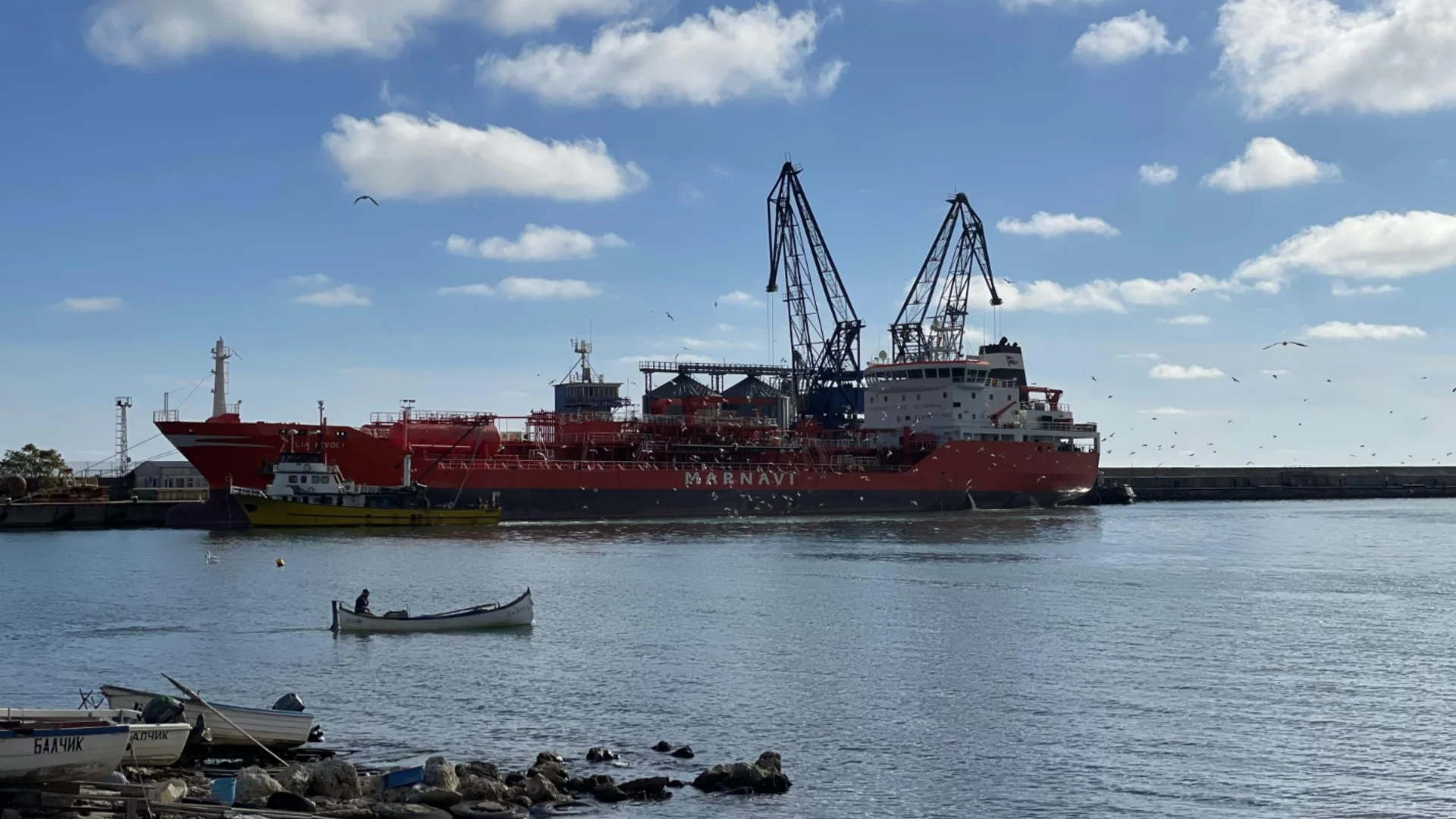 Издирват риболовен кораб с трима души на борда, ВМС се включиха с фрегата