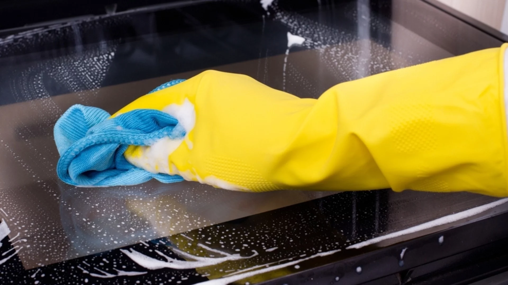 Как да премахнете на драскотини от стъклото на фурната