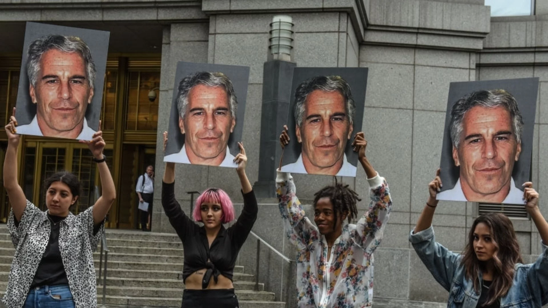 Джефри Епстийн: мистерията около огромното му богатството