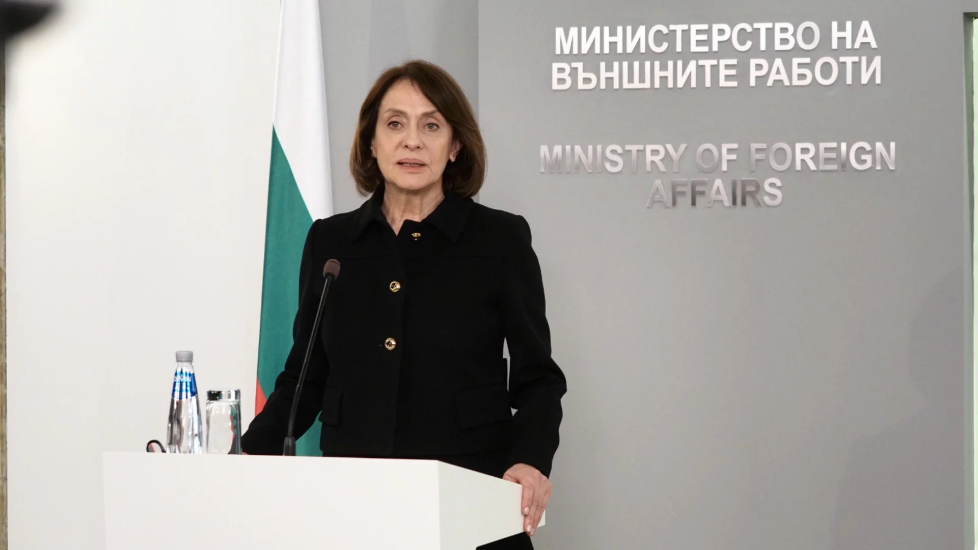 Георг Георгиев не предаде властта на новия външен министър Надежда Нейнски