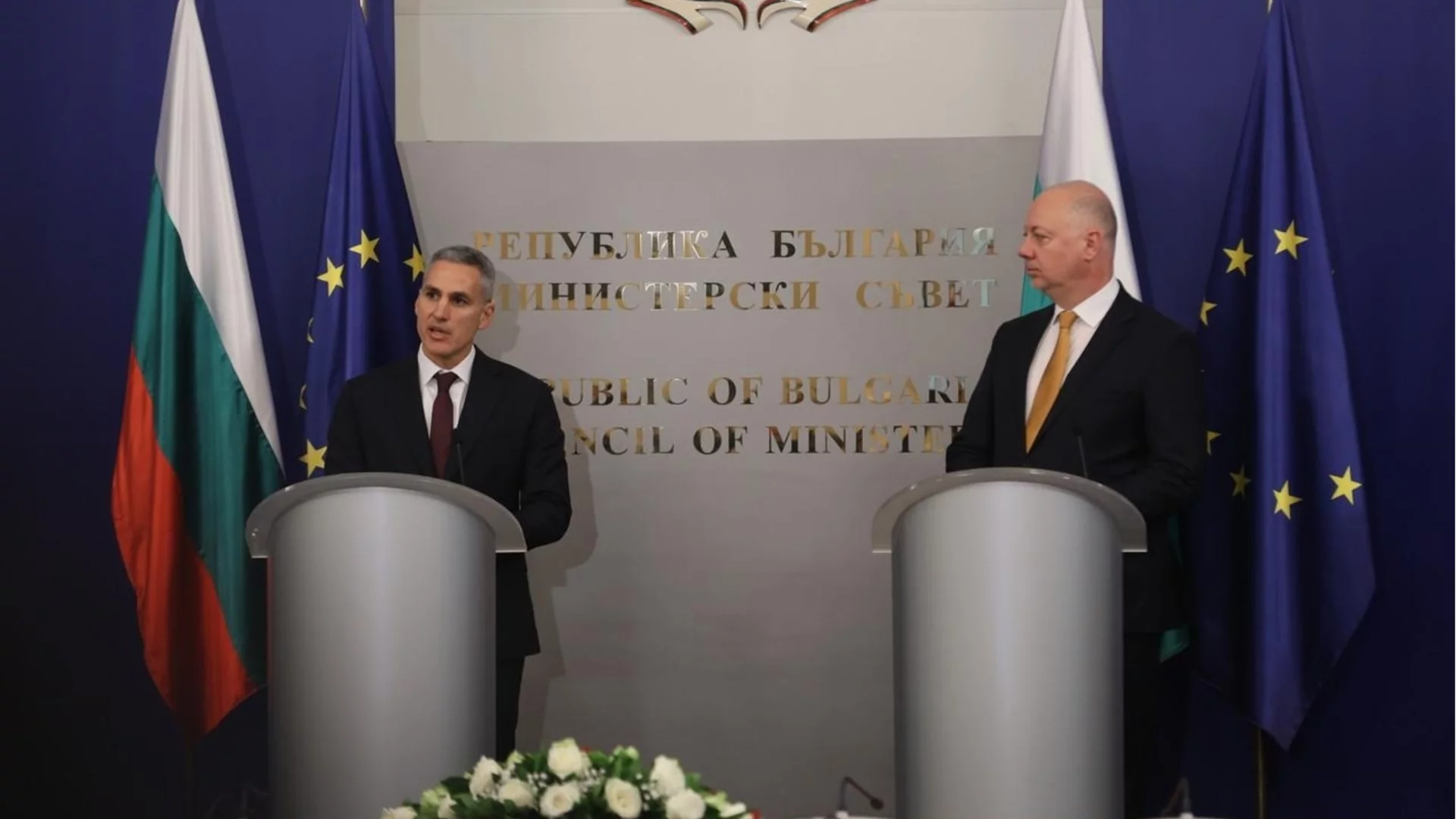 "Вие сте разумен човек": Желязков предаде властта на Гюров (СНИМКИ и ВИДЕО)