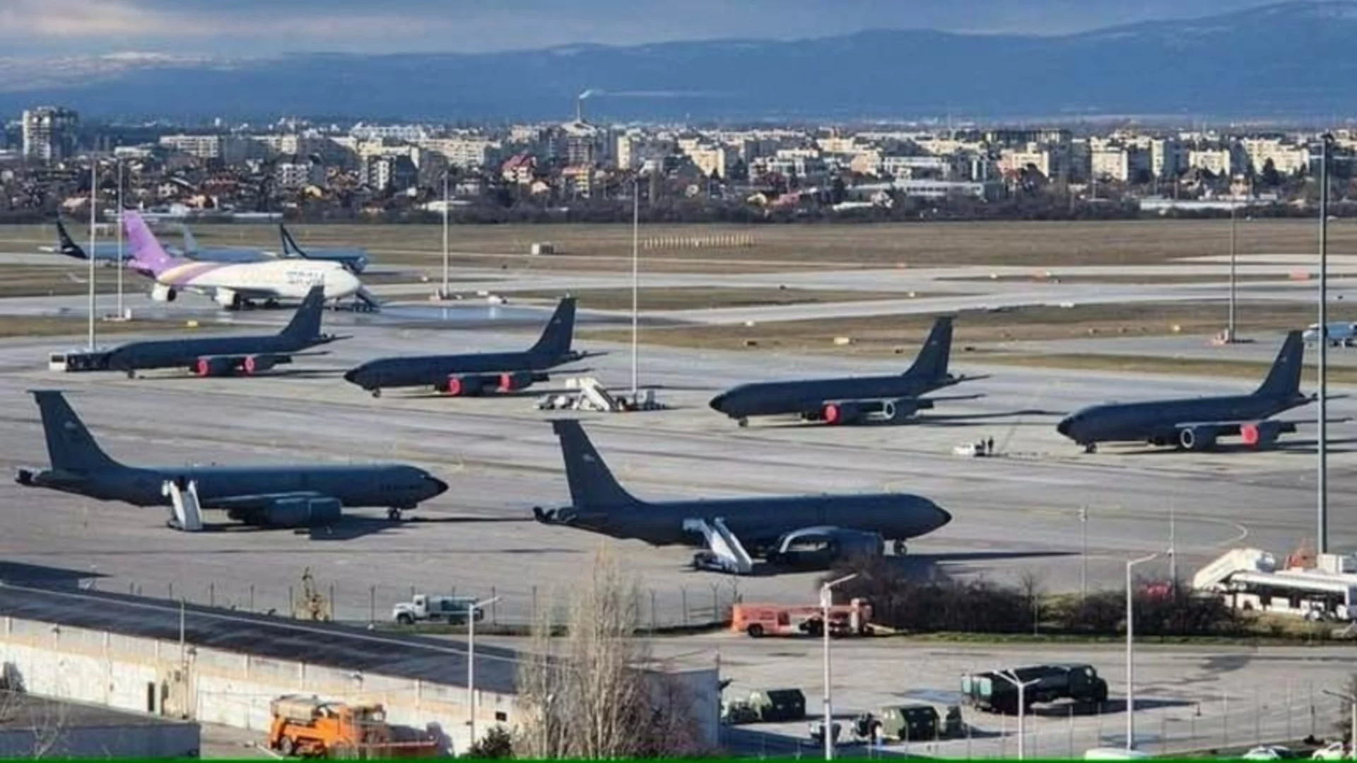Военни самолети на САЩ кацнаха на летище София: Ударна група към Иран (СНИМКИ)