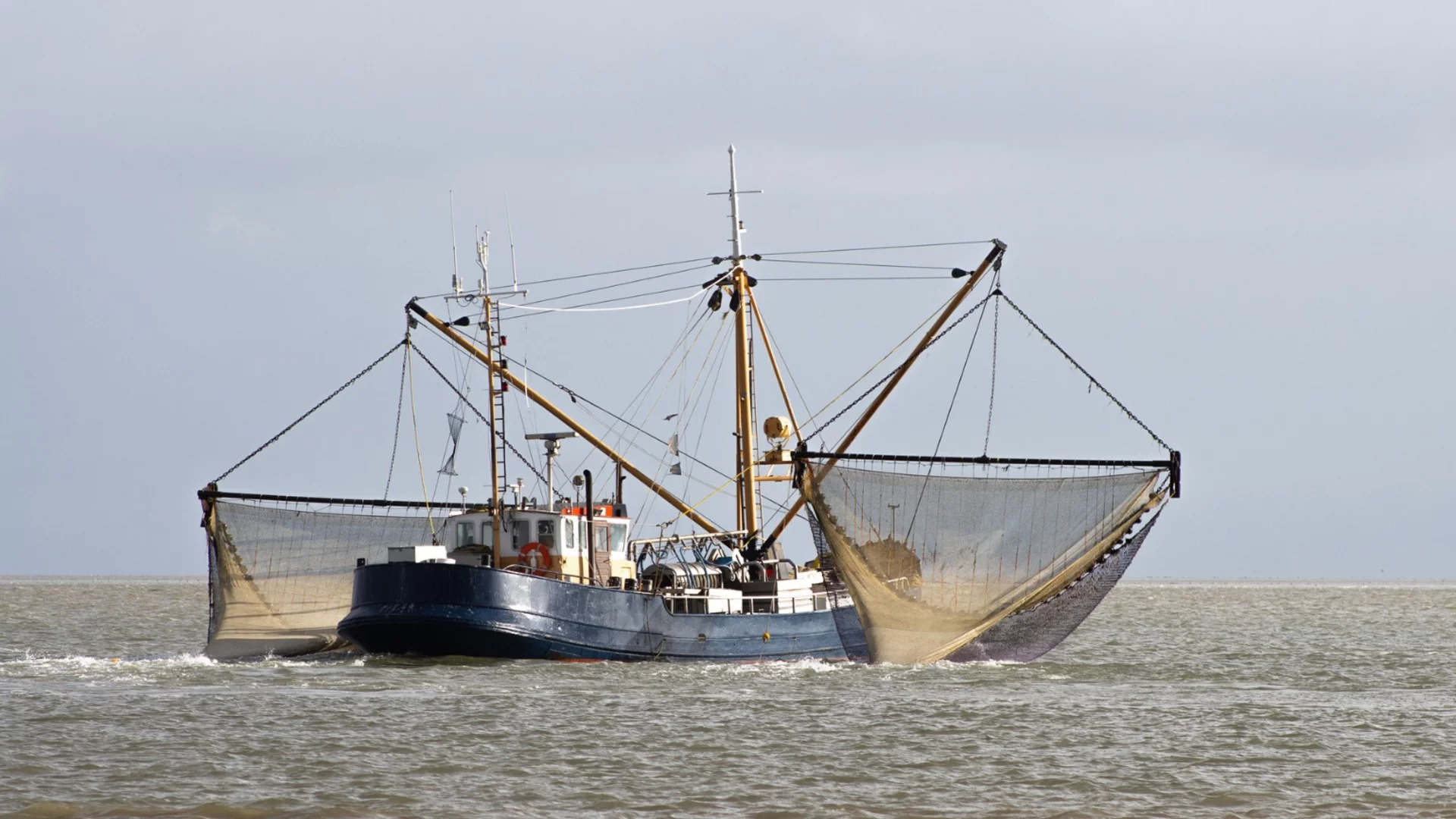 Военен хеликоптер се включи в издирването на риболовния кораб в Черно море, съдействие и от Турция