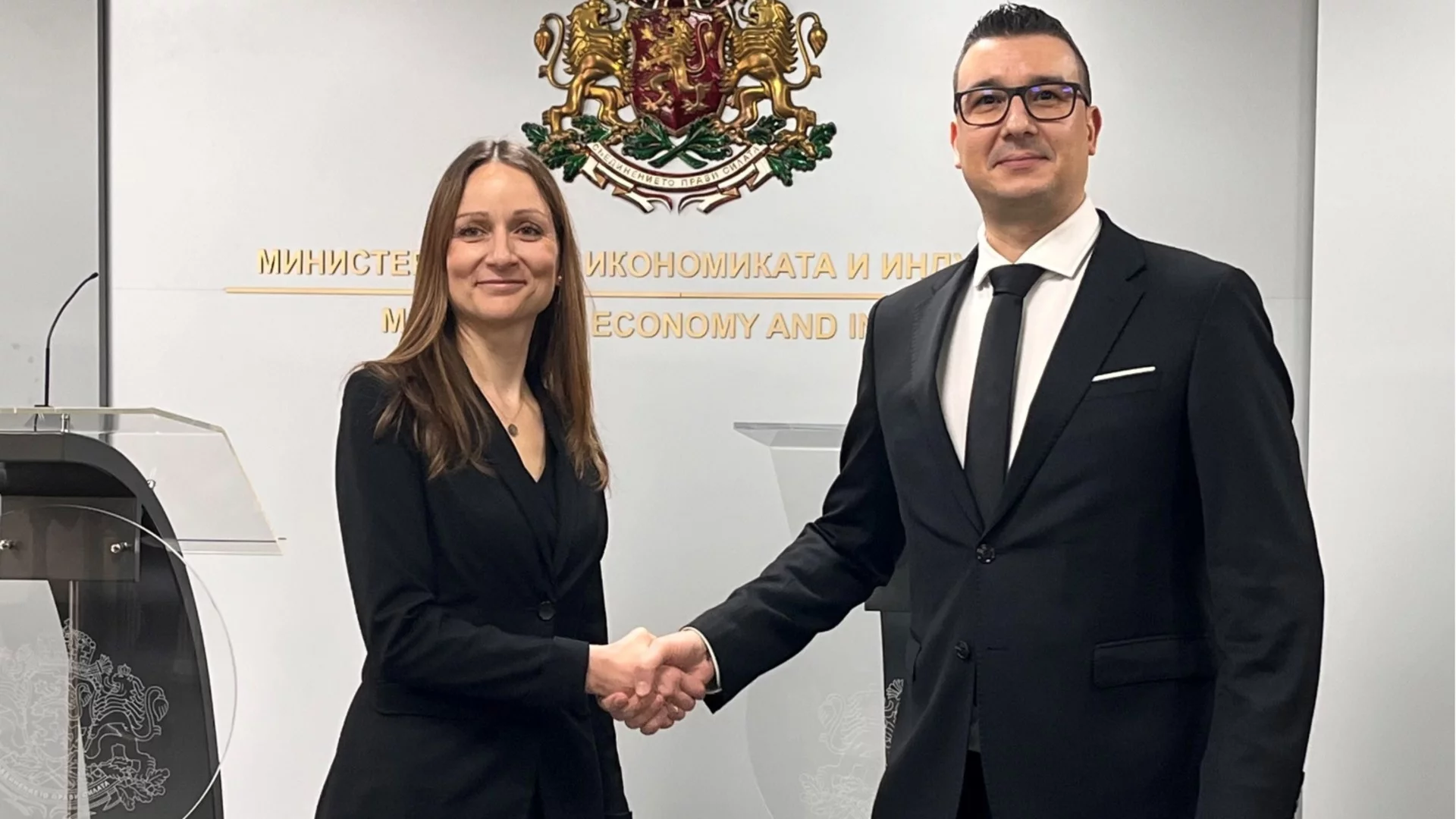 Ще работя от първия ден: Ирина Щонова пое икономиката от Петър Дилов