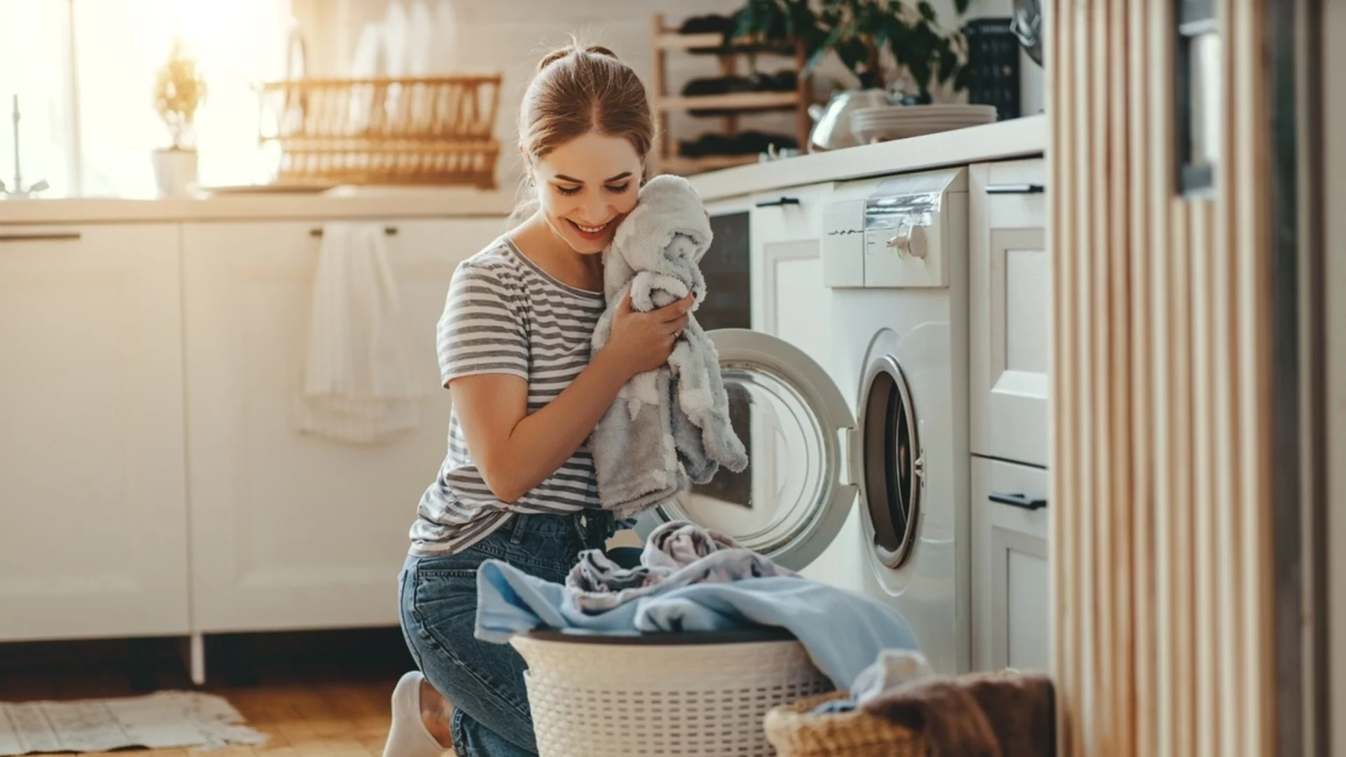 Как да поддържаме дрехите си свежи между изпиранията