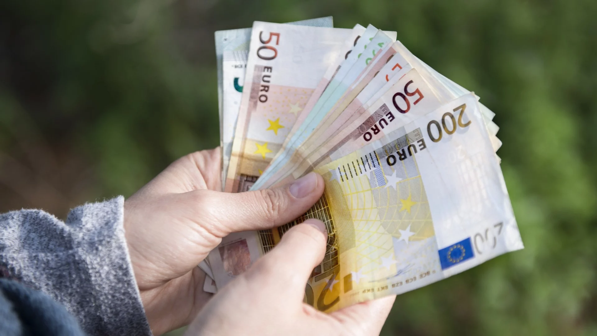 В събота: Бели пари за черни дни ще заделят Дева, Водолей + още 2 зодии