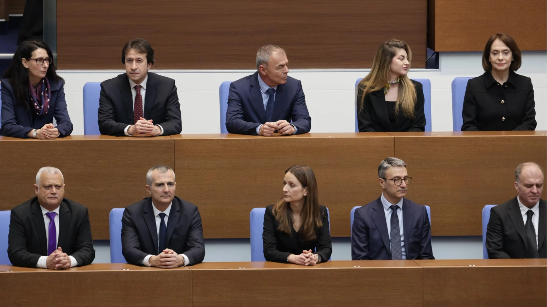 Седем ключови задачи и искания за оставки: Кабинетът "Гюров" взе властта (ОБЗОР)