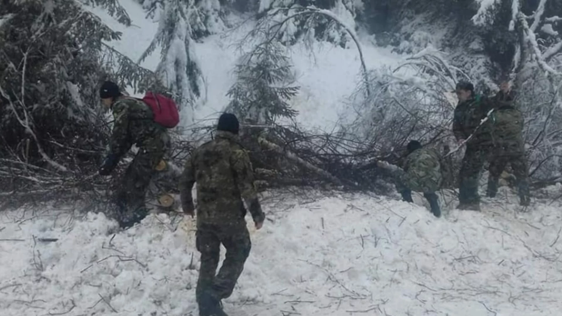 Внимание, шофьори: Свлачище и затворен за камиони проход