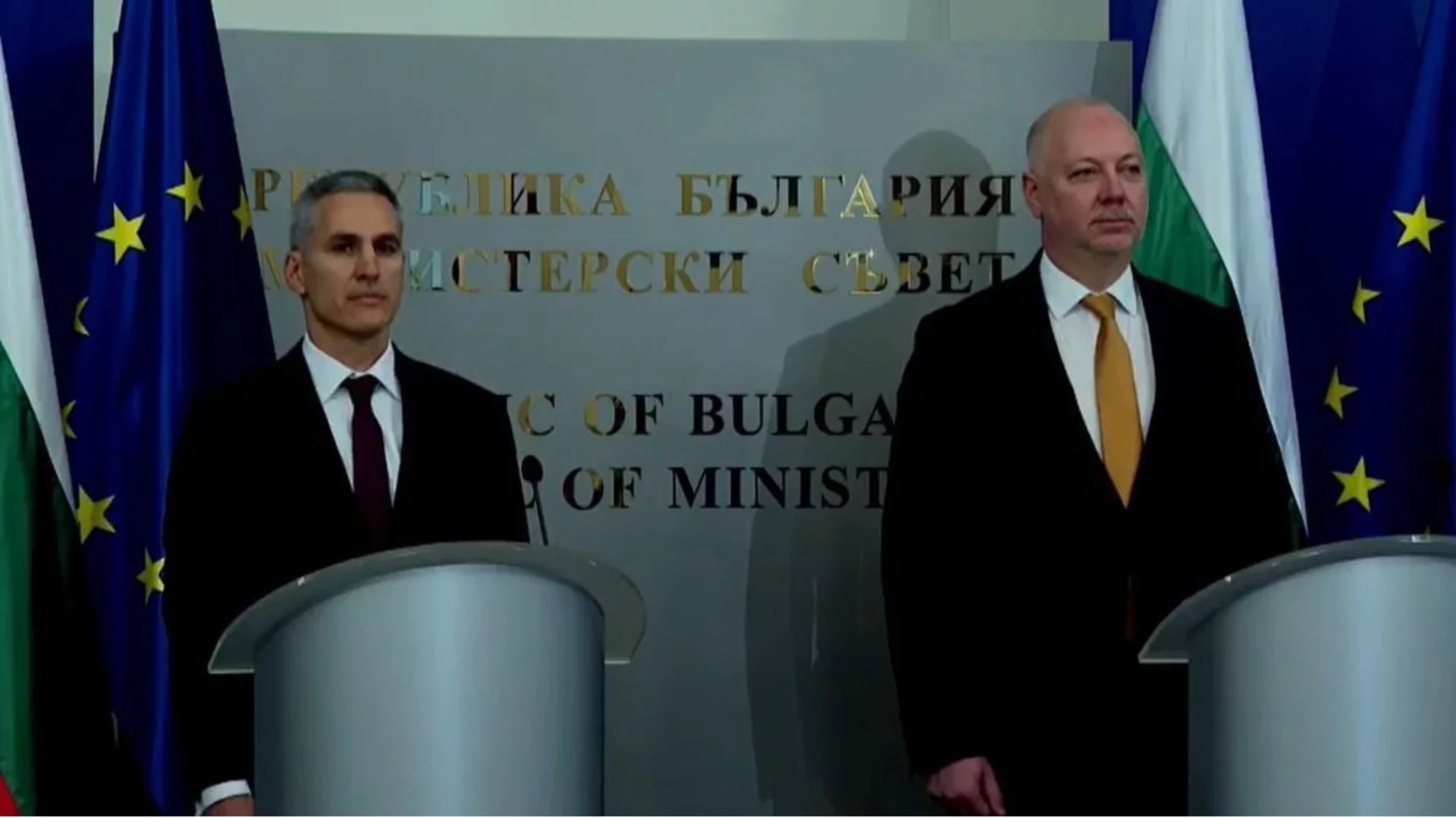 "Вие сте разумен човек": Желязков предаде властта на Гюров (СНИМКИ и ВИДЕО)