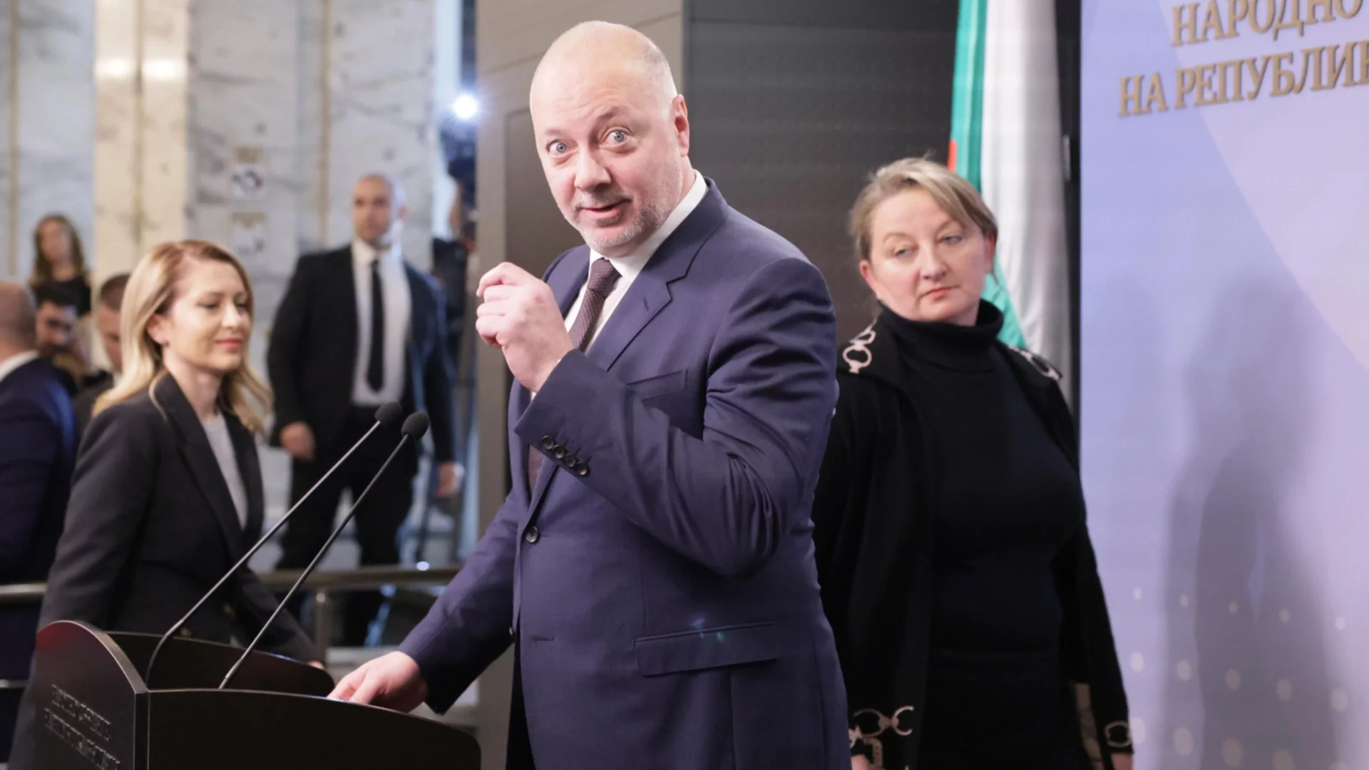 Саботаж? Желязков е освободил всички зам.-министри минути преди клетвата на Гюров