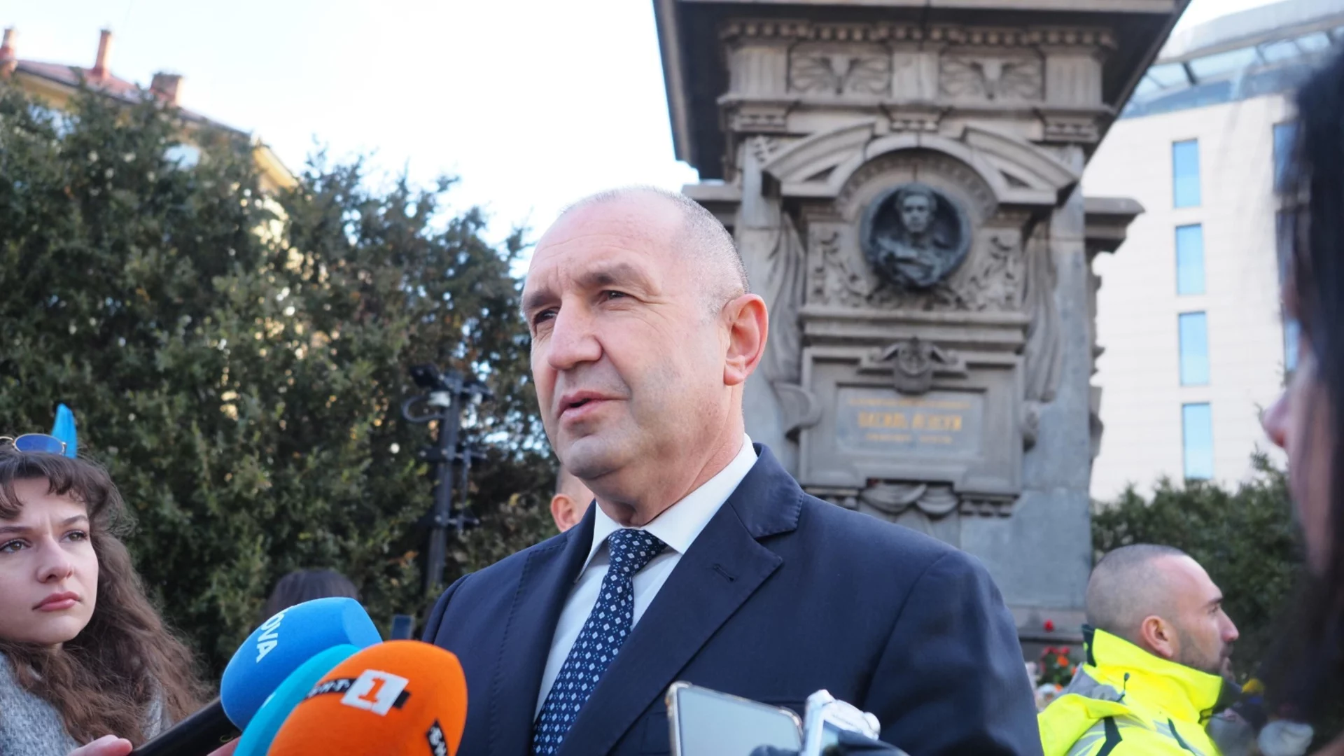 "Далеч сме от него": Радев отдаде почит пред паметта на Васил Левски