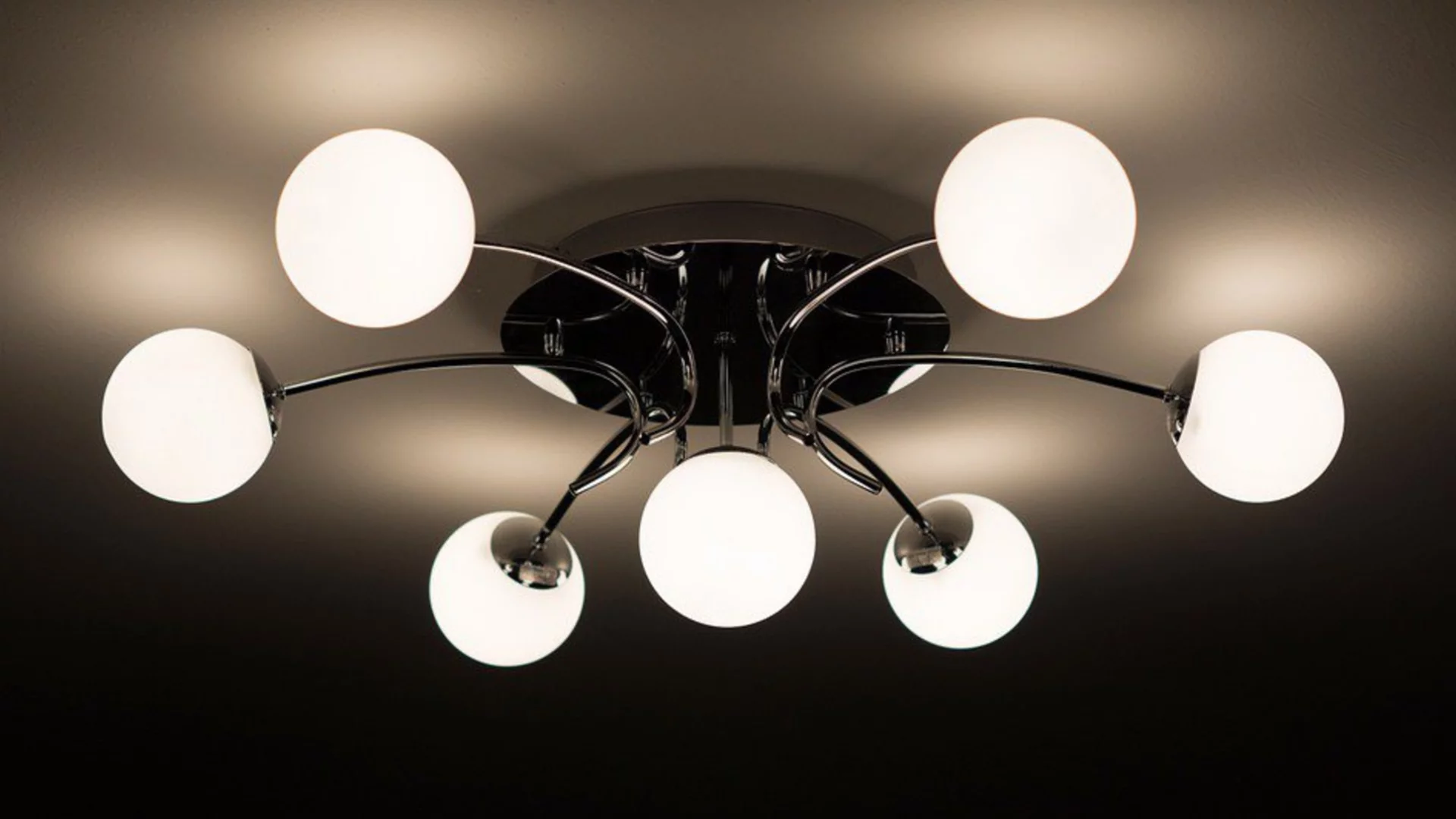 "Ще намалим бремето": Държавна помощ за домакинства и бизнес заради високите сметки за ток