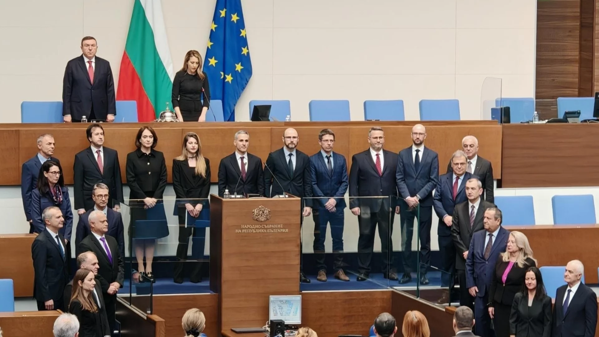 "Не обещаваме чудеса и исторически завои": Кабинетът Гюров се закле пред парламента и президента (СНИМКИ и ВИДЕО)