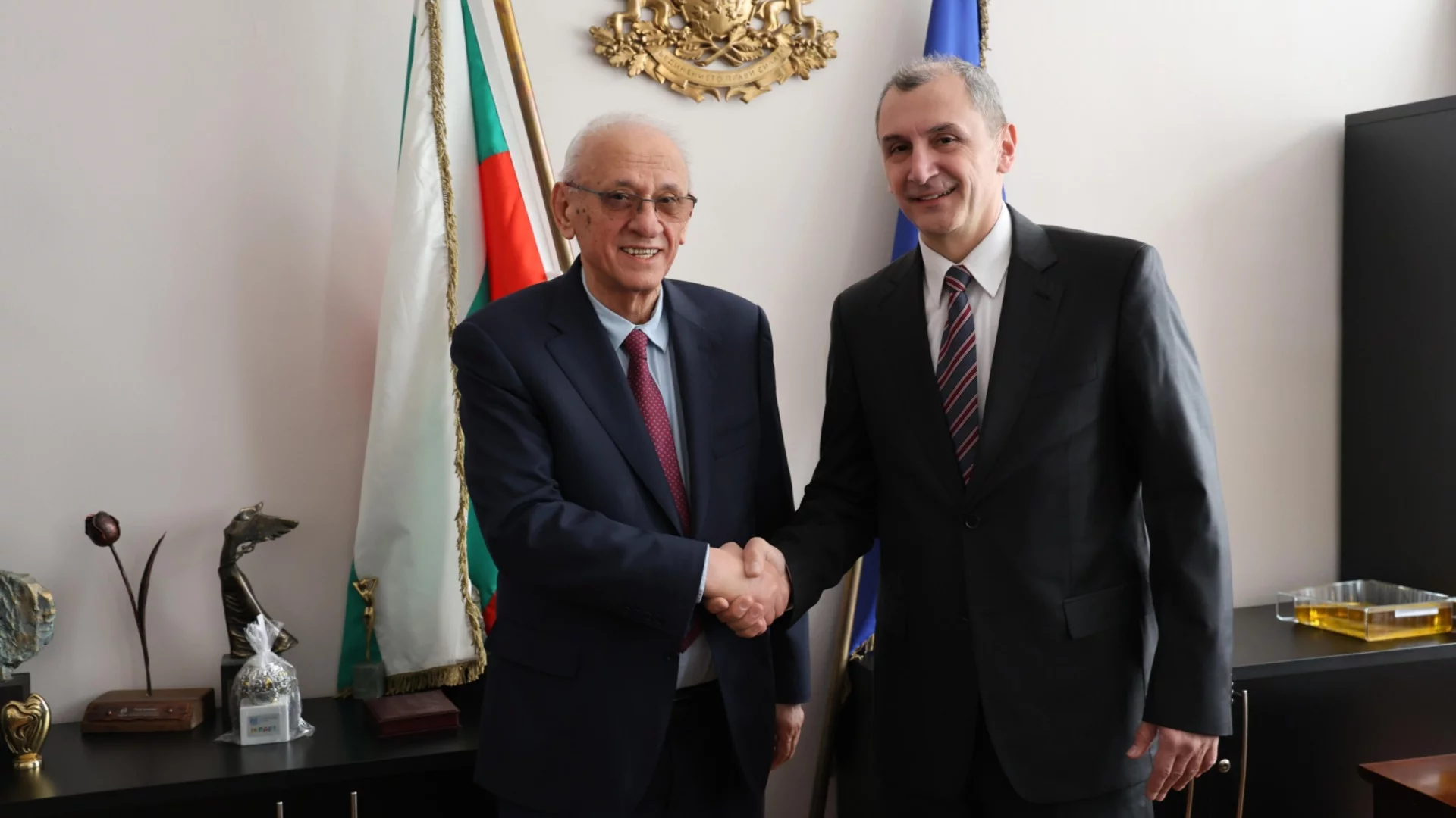 "Остава още много работа": доц. Силви Кирилов предаде здравното министерство на доц. Михаил Околийски