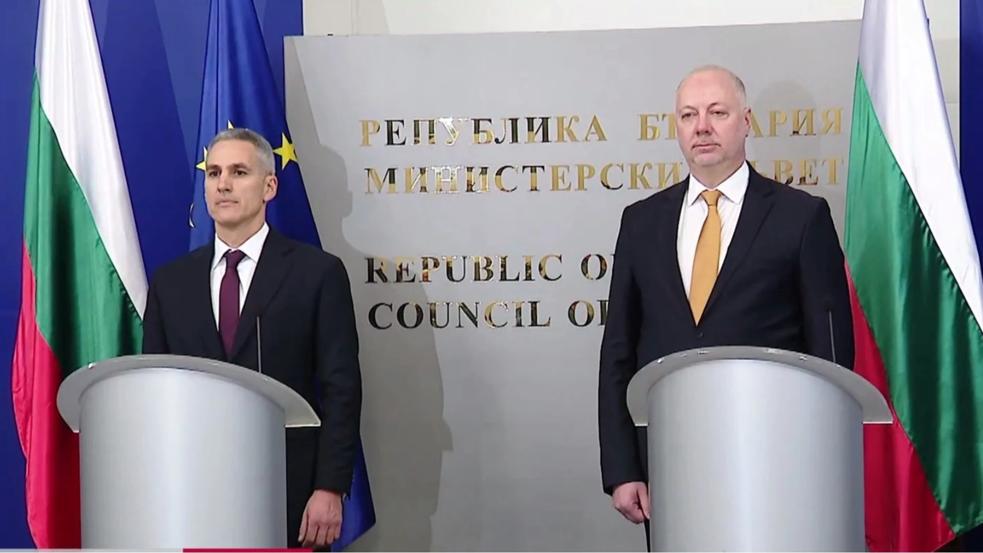 "Вие сте разумен човек": Желязков предаде властта на Гюров (СНИМКИ и ВИДЕО)