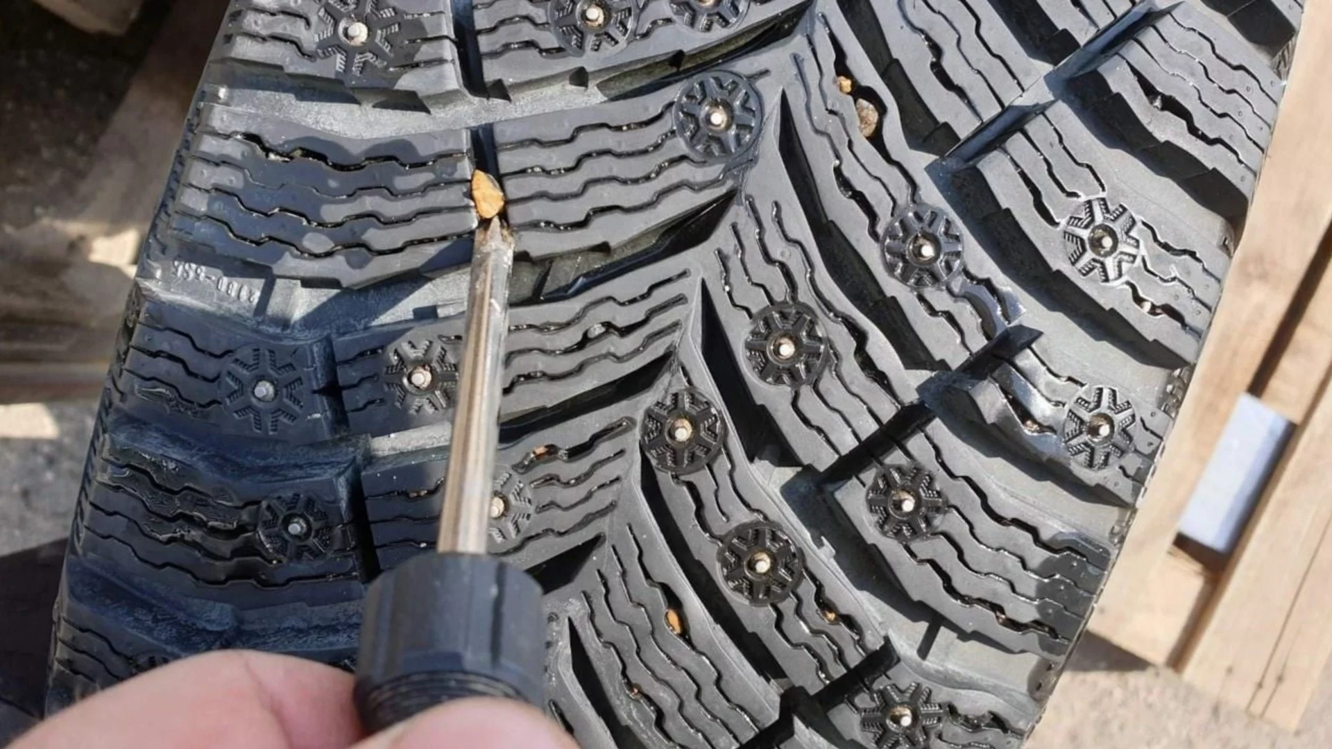 Трябва ли да се премахват камъните от протектора на гумата