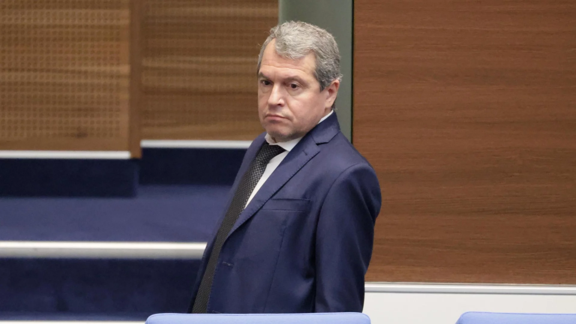 "Гюров е знаел що за морален боклук слага за министър": Тошко Йорданов показа присъда на Цицелков в парламента