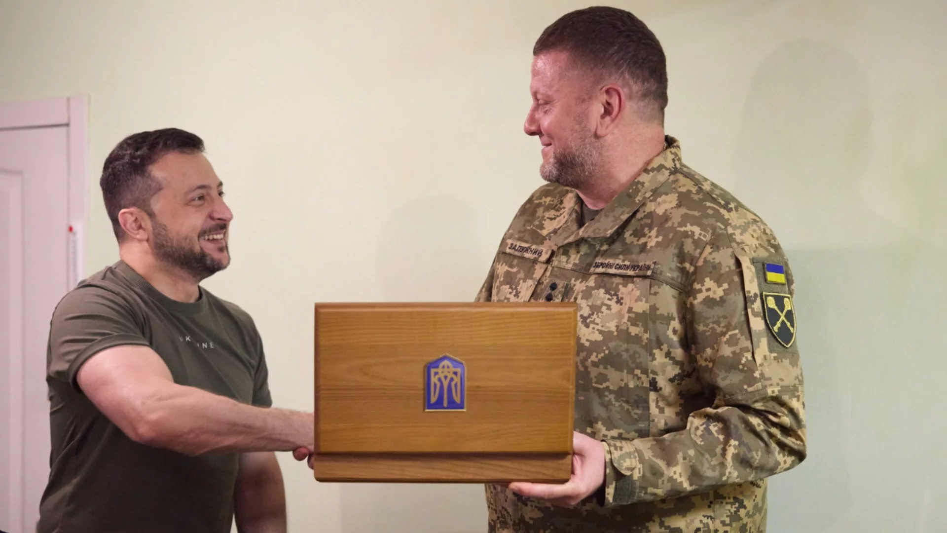 Емблема на "Азов" защити Зеленски от критиките на Залужни