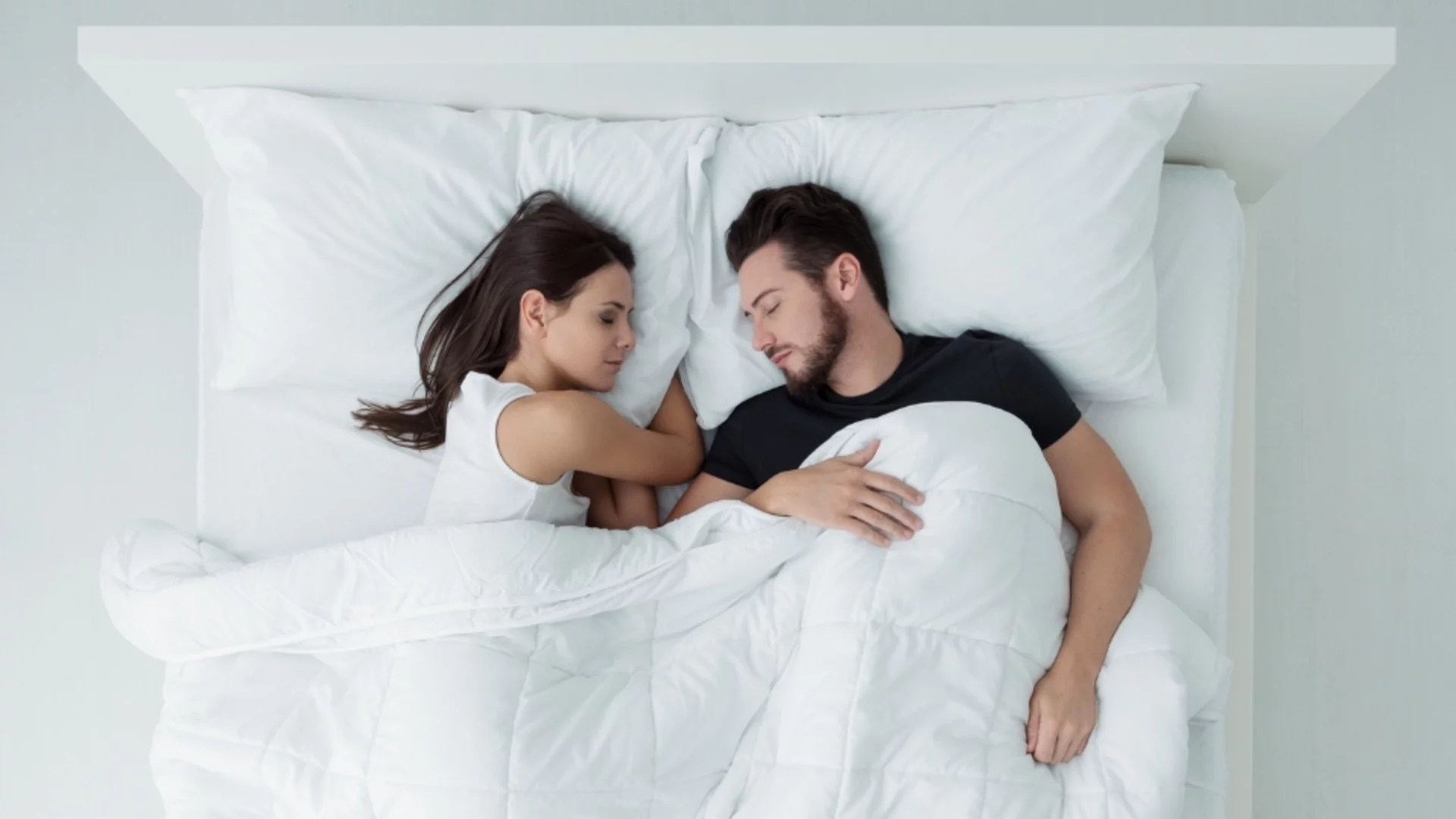 Лягате ли си по различно време? Това може да влияе на брака ви