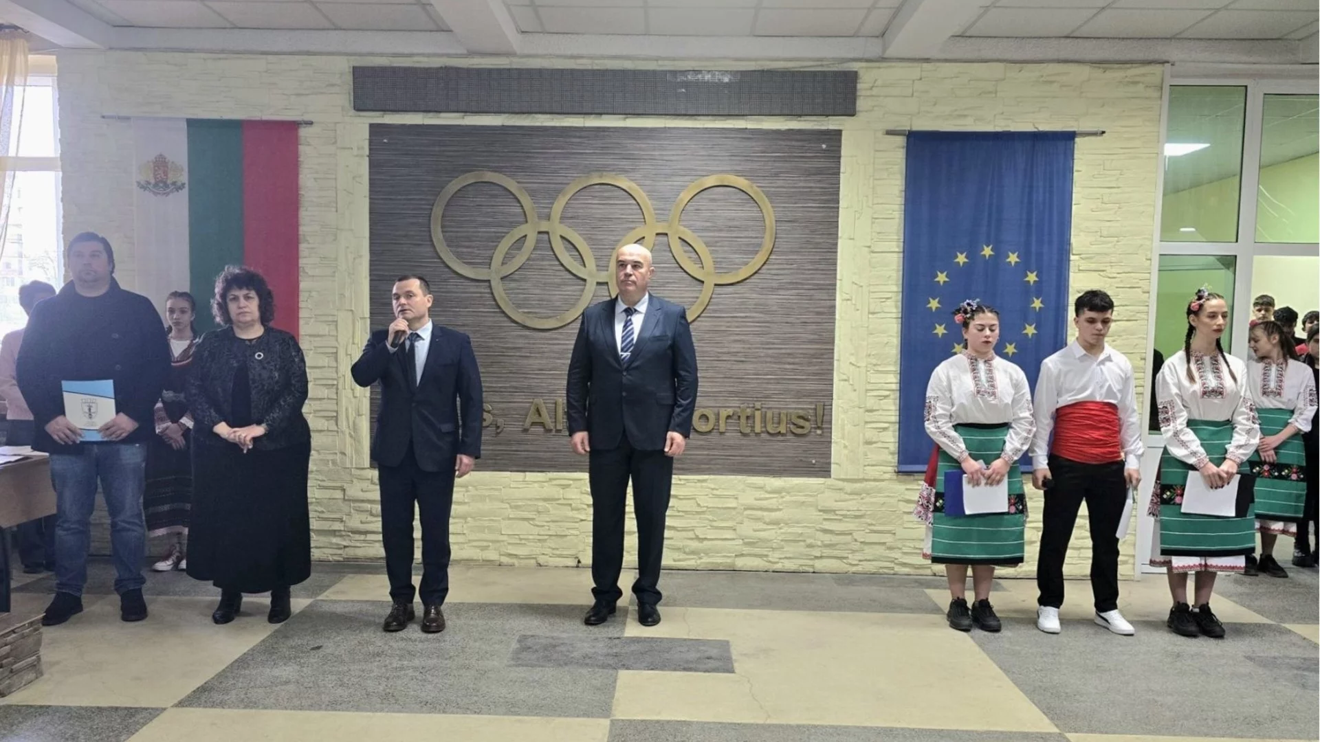 Кметът на Русе награди отличници от Спортното училище на патронния им празник