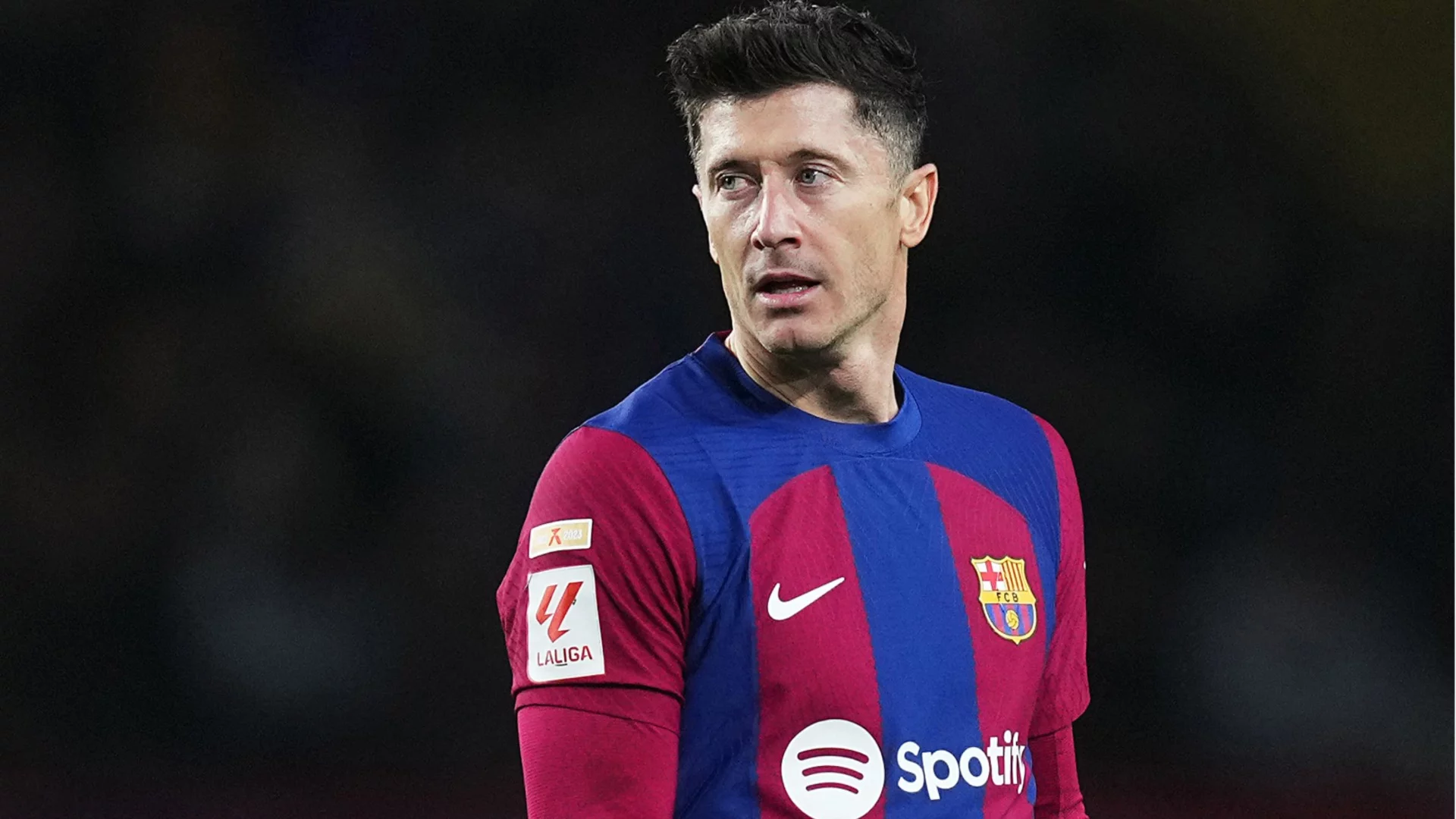 Звезден нападател от Балканите е готов да "запълни обувките" на Левандовски в Барселона