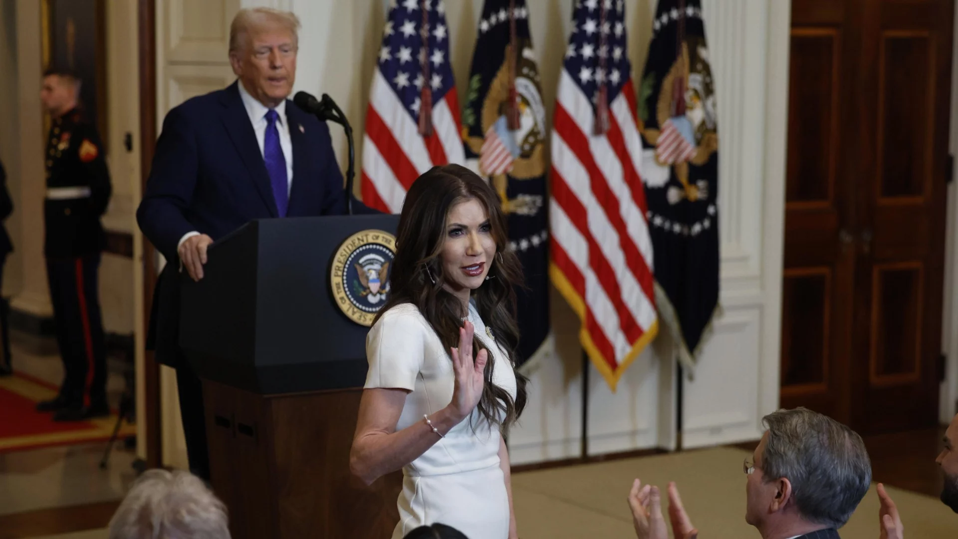 След признание на министър на Тръмп, че е застреляла кучето си: Чикаго го почете с мемориал (ВИДЕО)