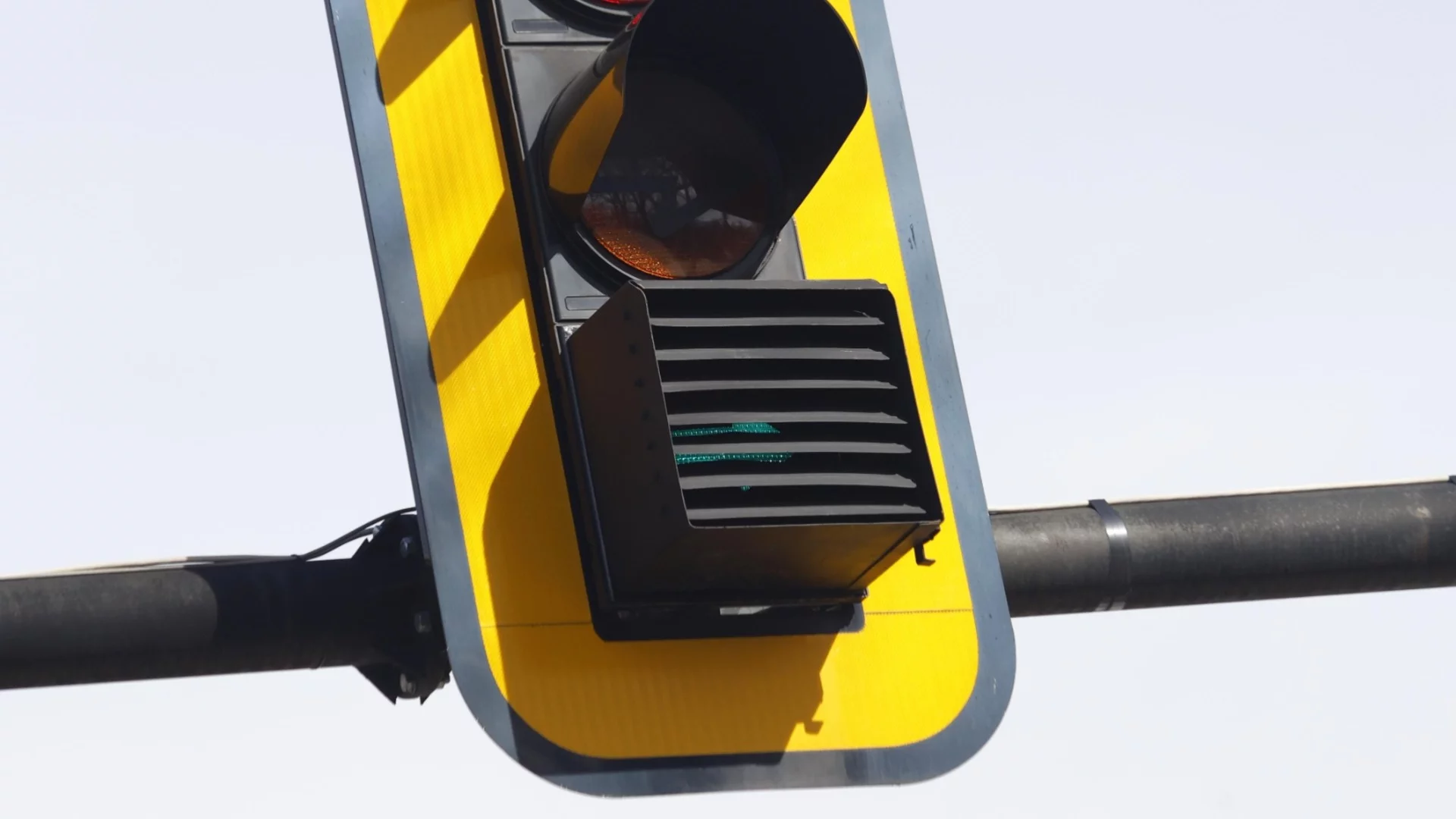 Заплашват кмета Терзиев със съд, ако не махне "щорите" на светофар