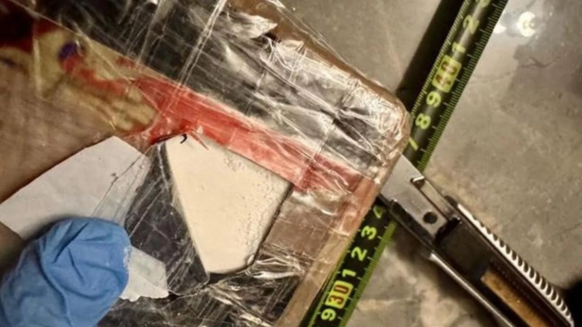 Стотици килограми дрога и цял арсенал: Двама задържани в Кипър