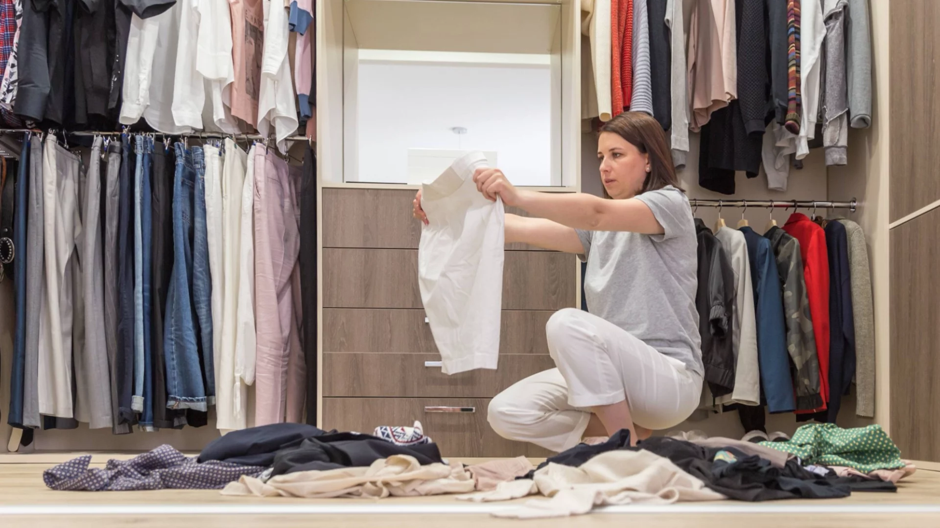 Домашен трик за магически гардероб, който събира всичките ни дрехи