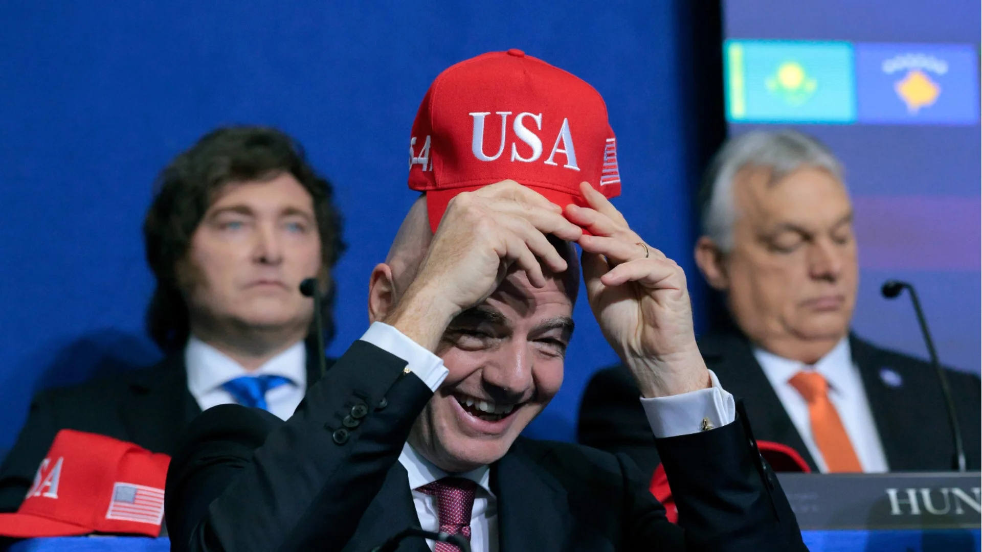 Усмихнат до уши и с шапка на САЩ: Президентът на ФИФА гостува на първата среща на Съвета за мир на Тръмп